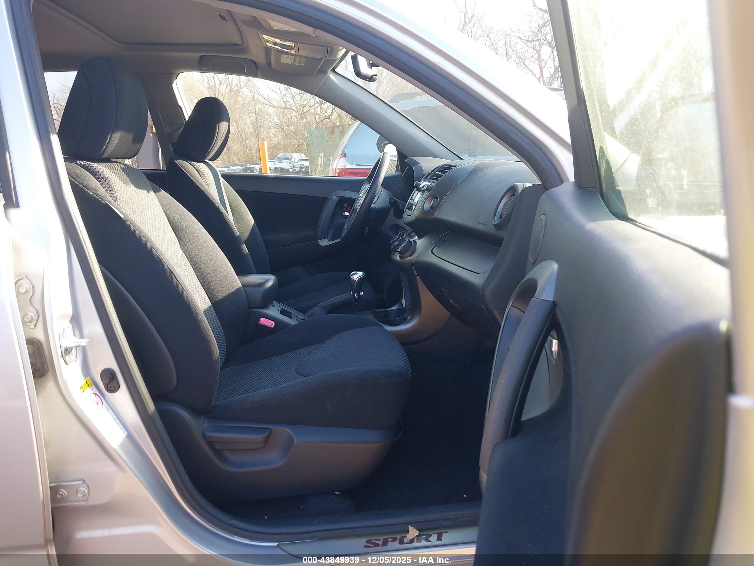 TOYOTA RAV4 image 5