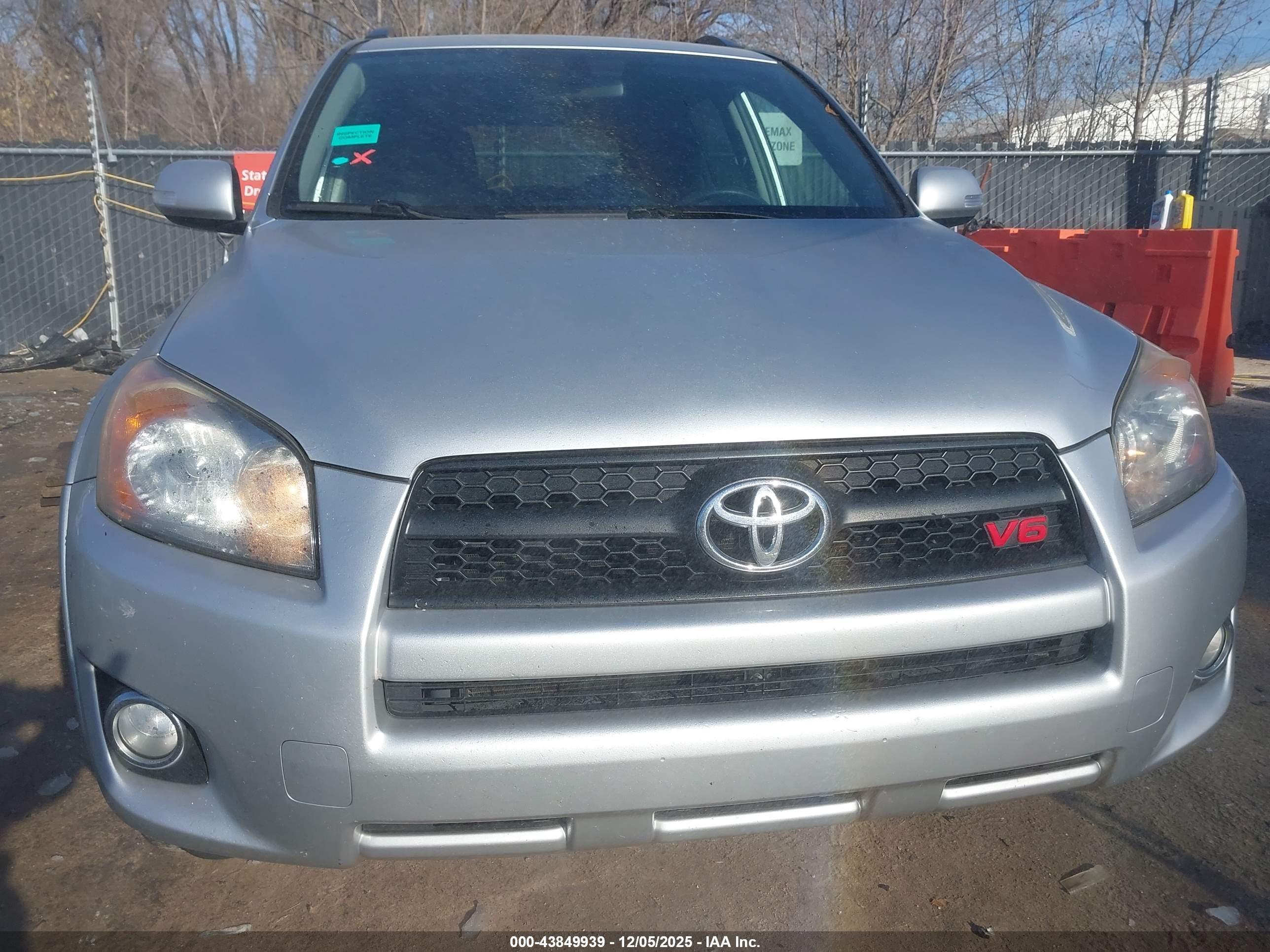 TOYOTA RAV4 image 6