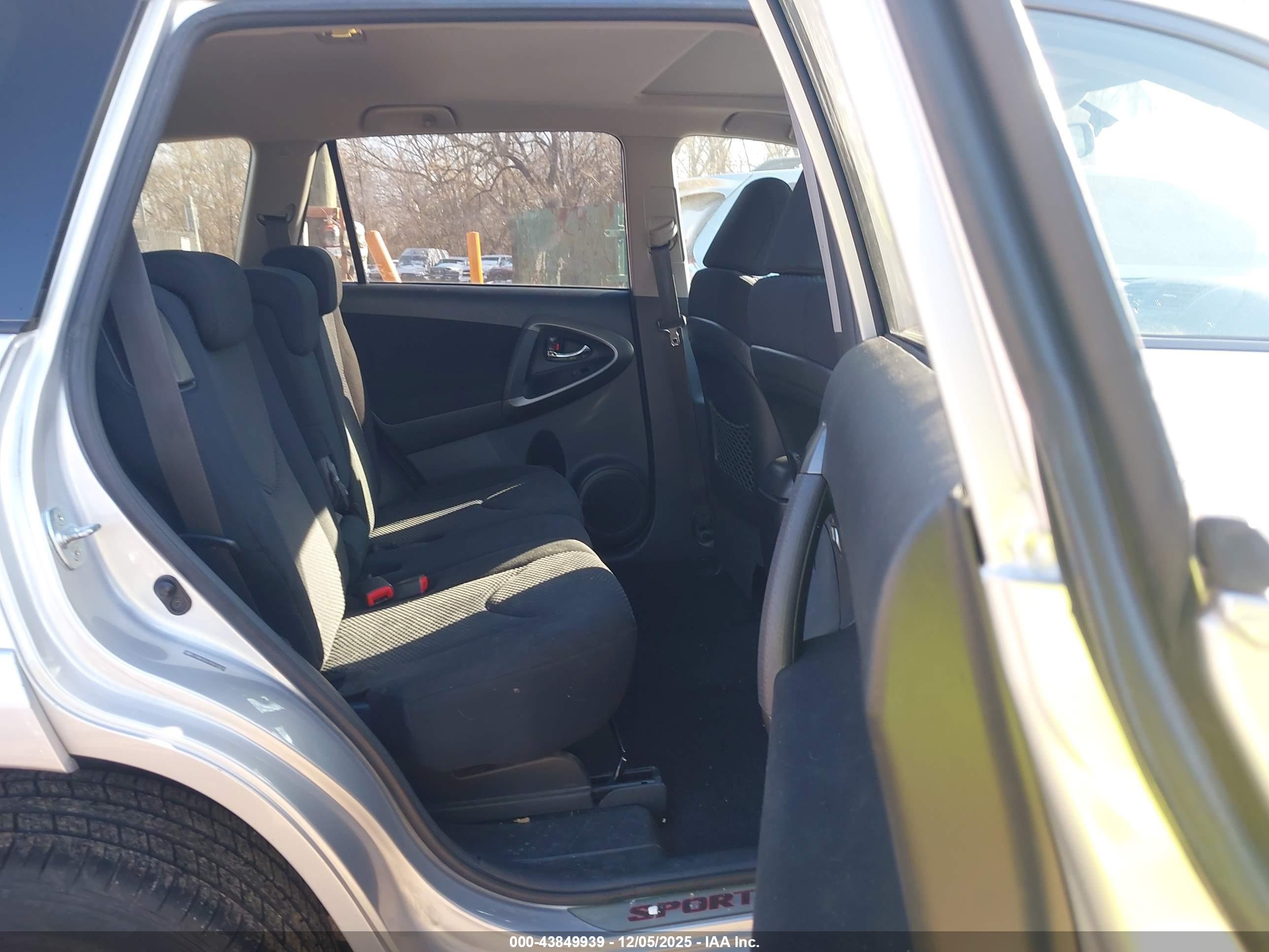 TOYOTA RAV4 image 8