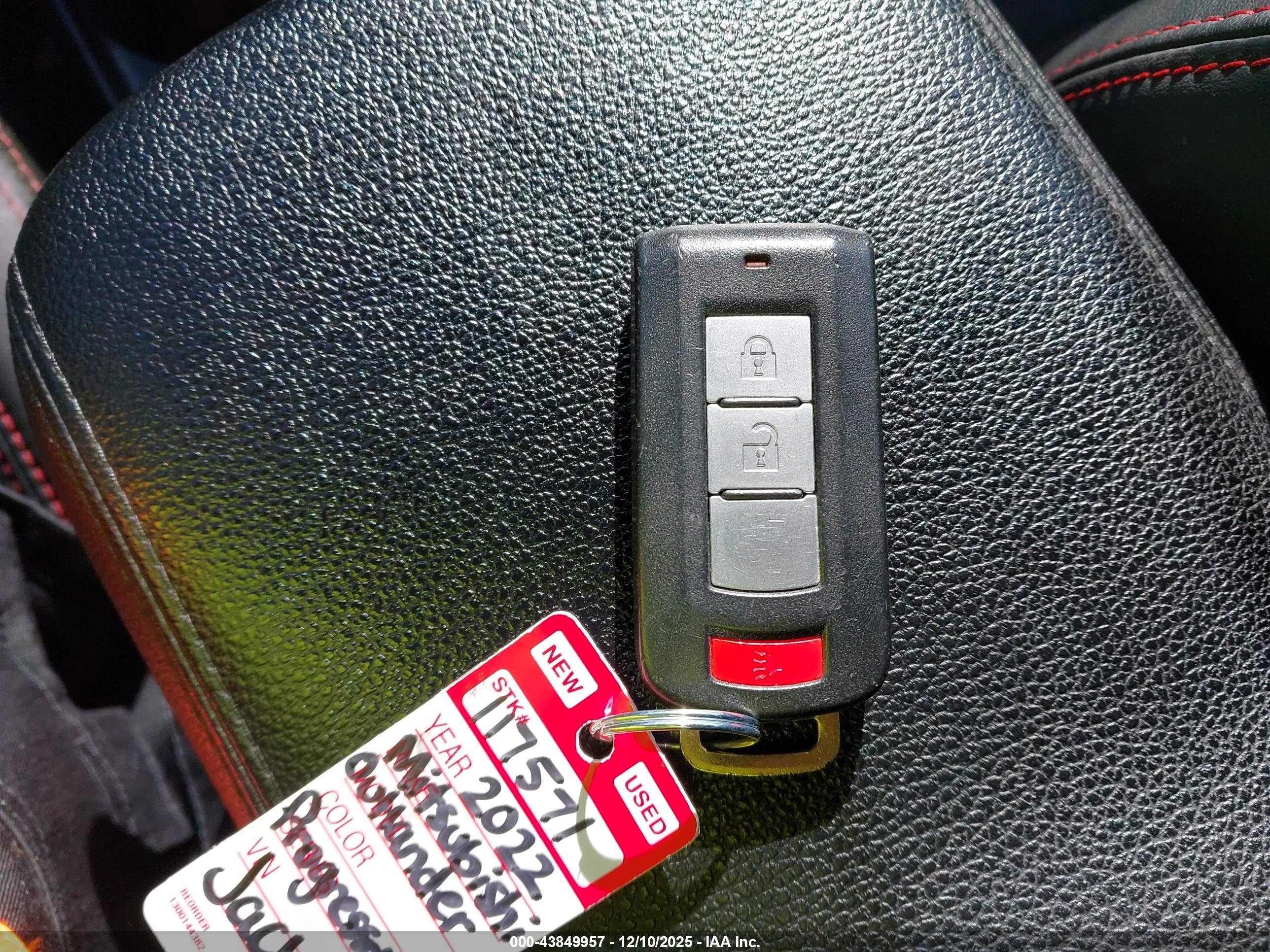 MITSUBISHI OUTLANDER image 11