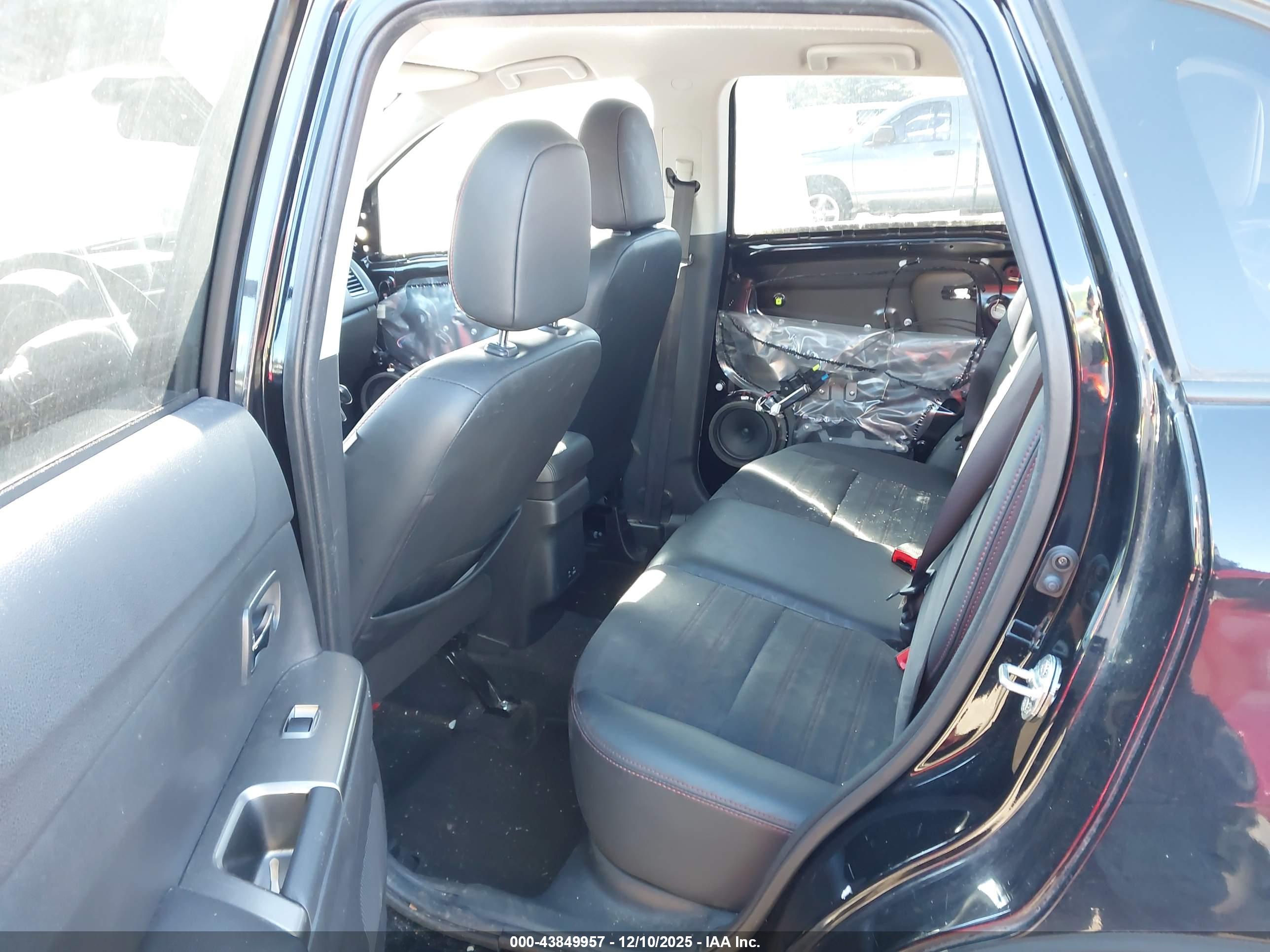 MITSUBISHI OUTLANDER image 8