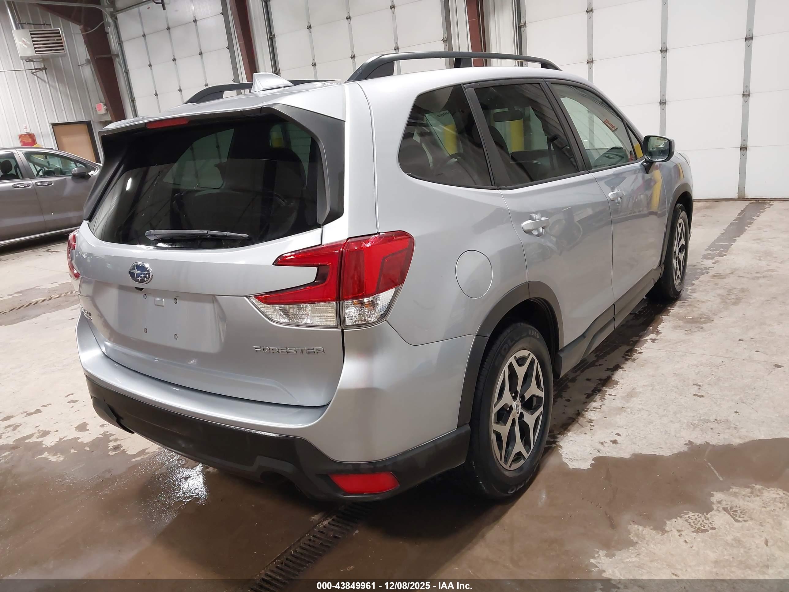 SUBARU FORESTER image 4