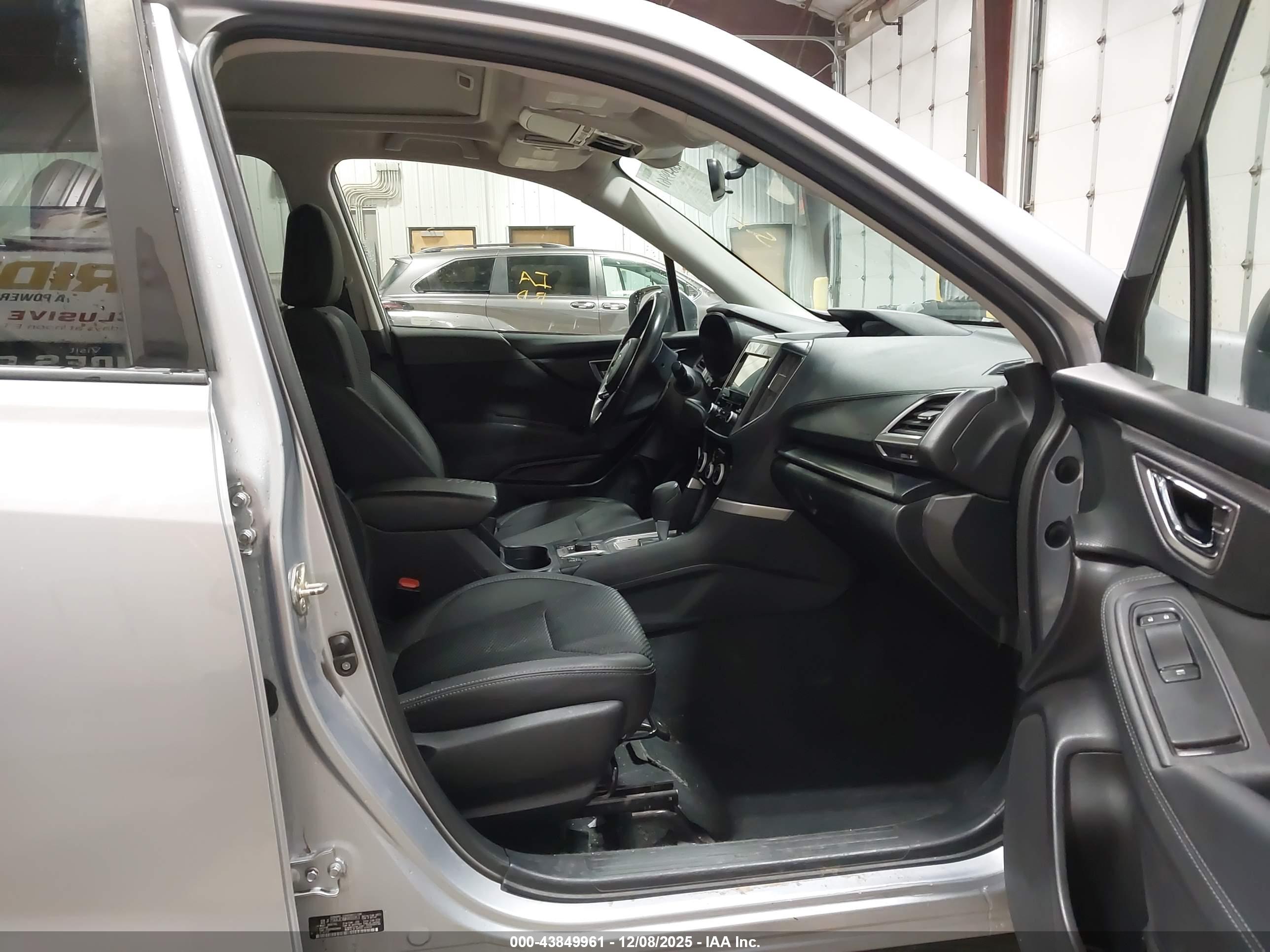 SUBARU FORESTER image 5