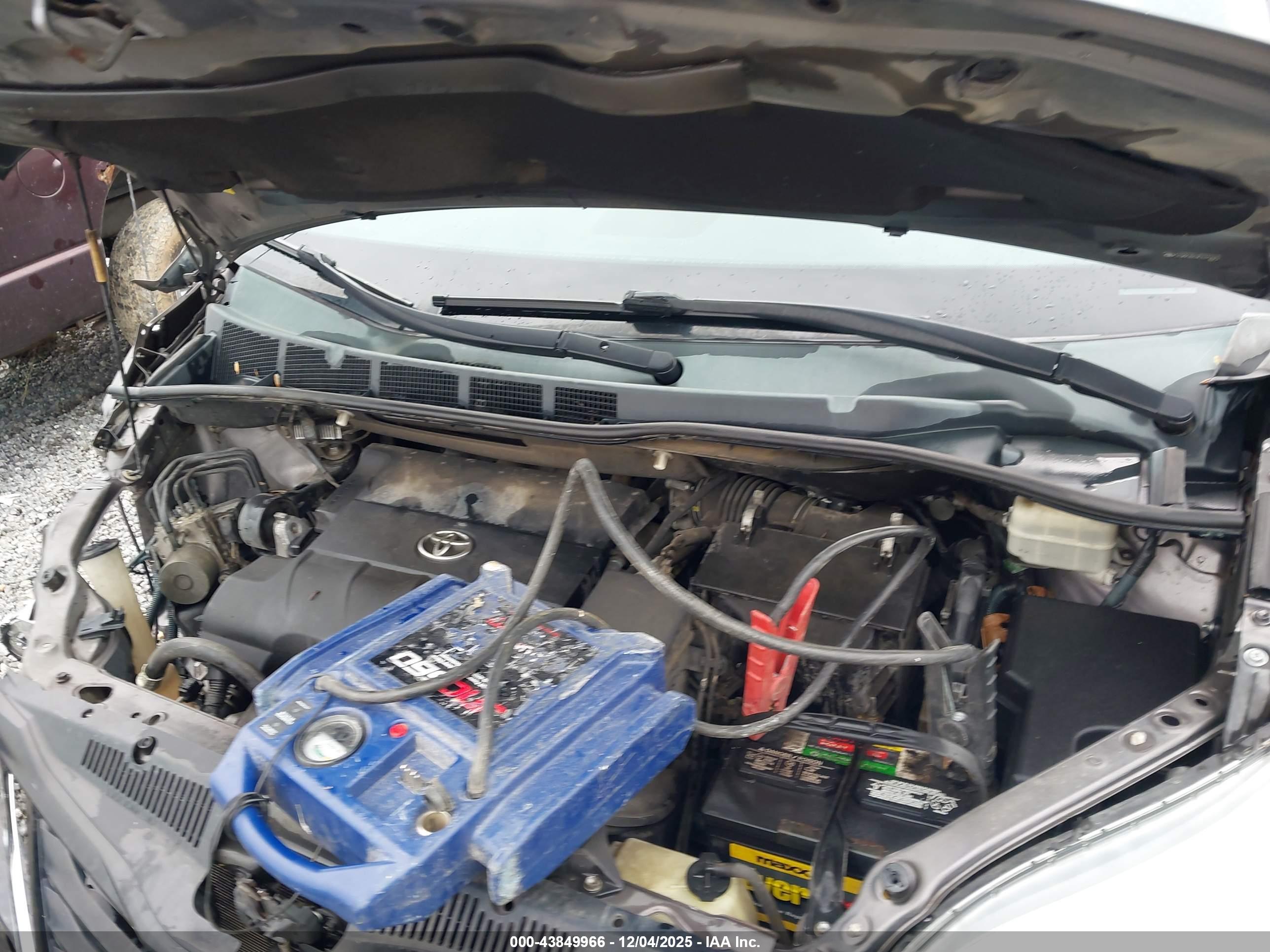 TOYOTA SIENNA image 10