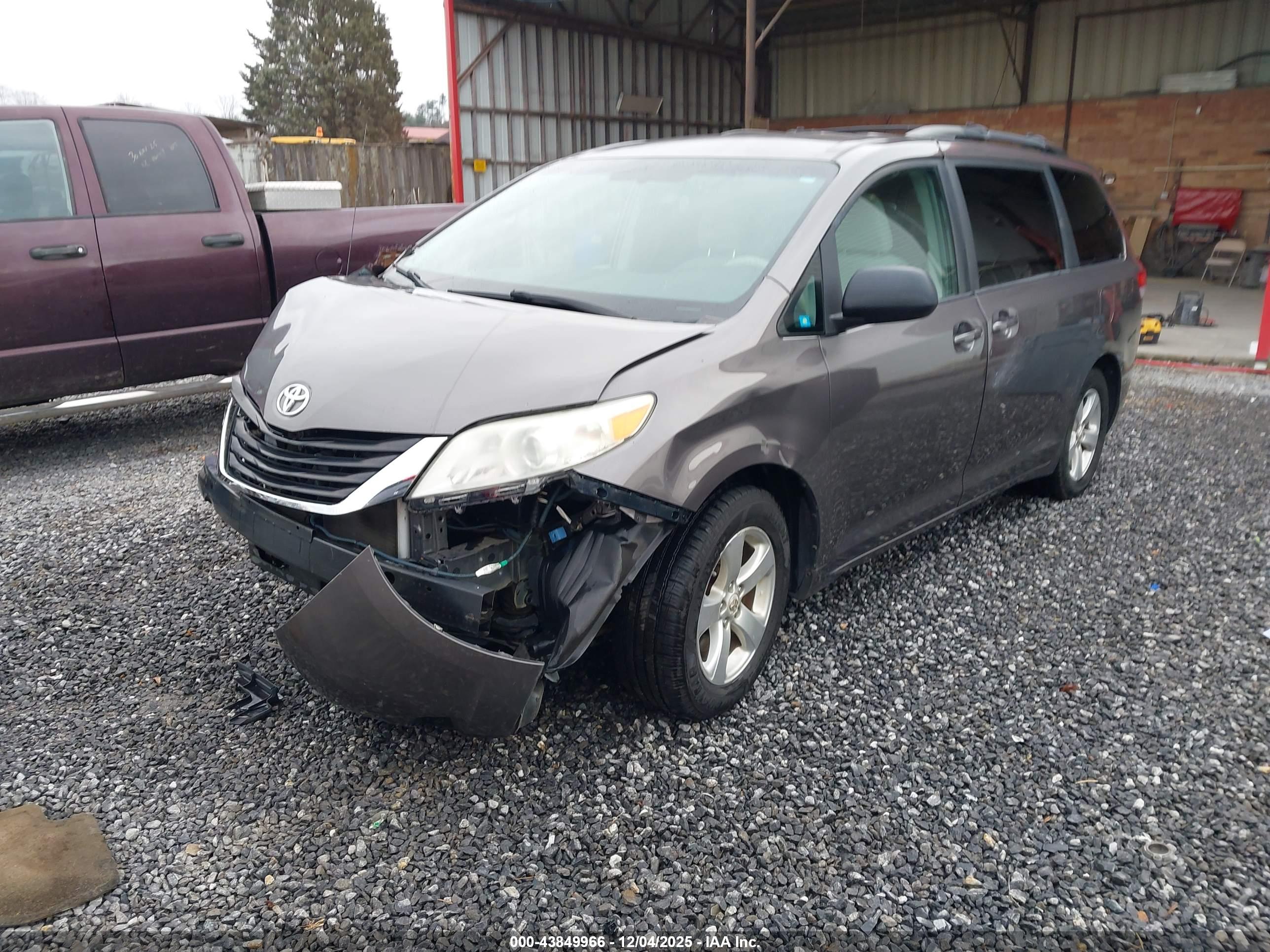 TOYOTA SIENNA image 2