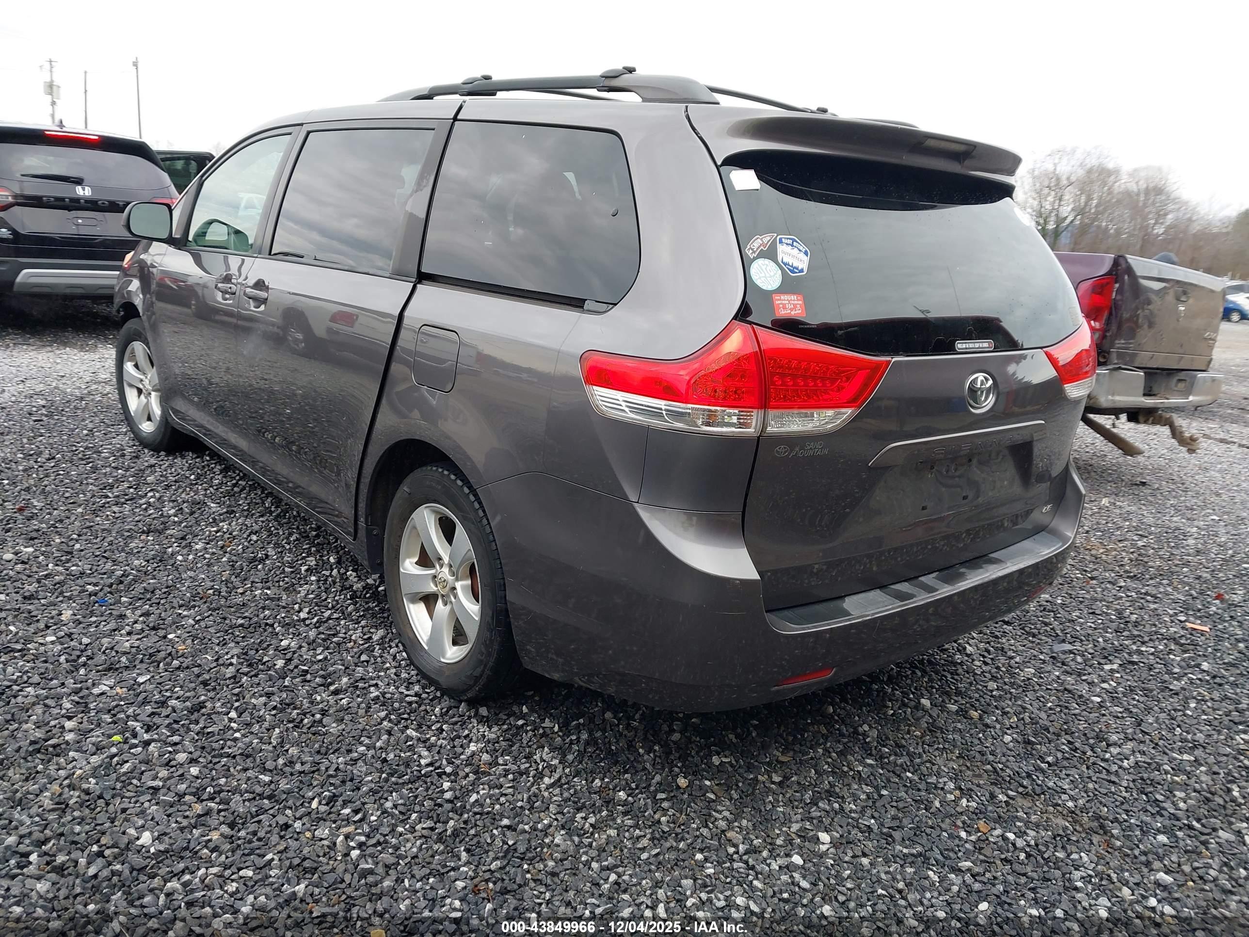 TOYOTA SIENNA image 3