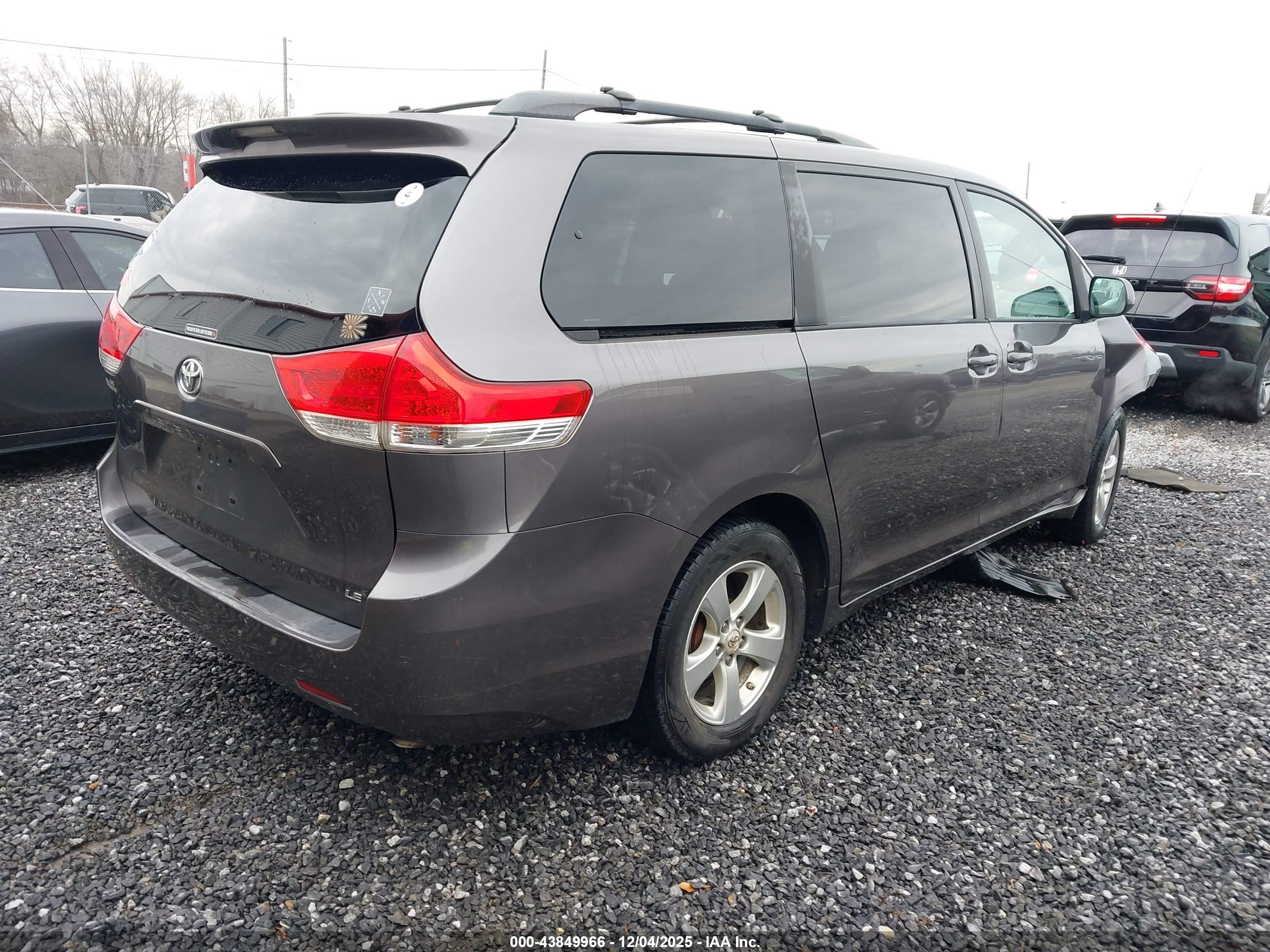 TOYOTA SIENNA image 4