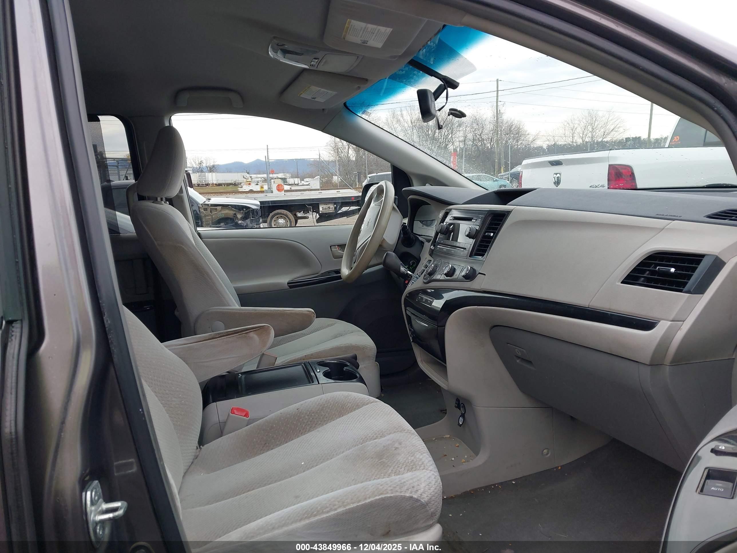 TOYOTA SIENNA image 5