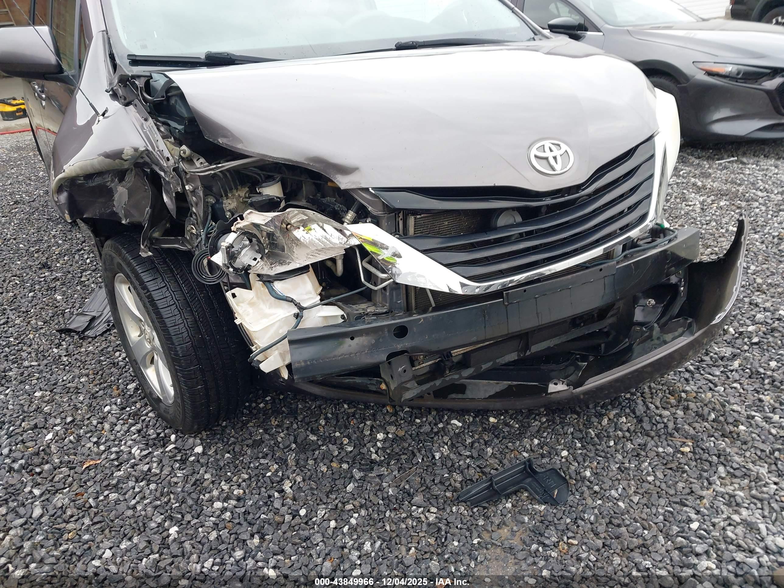 TOYOTA SIENNA image 6