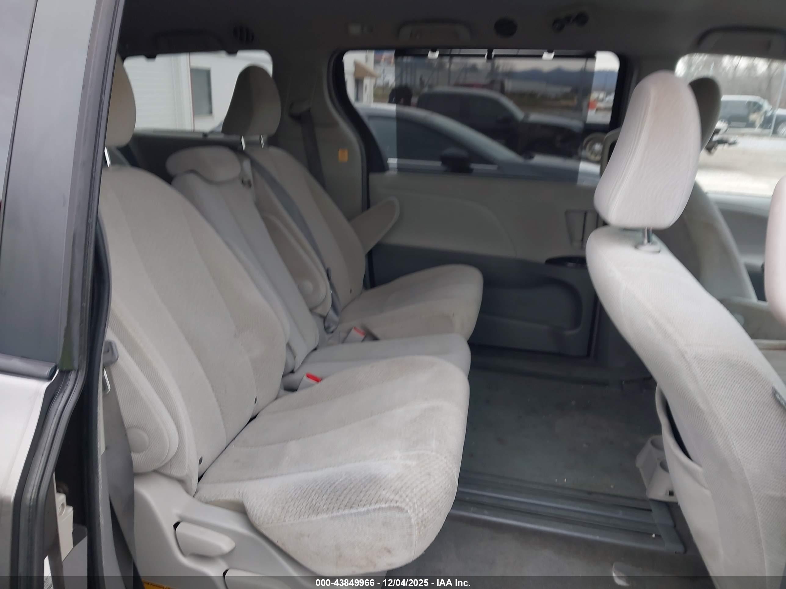 TOYOTA SIENNA image 8