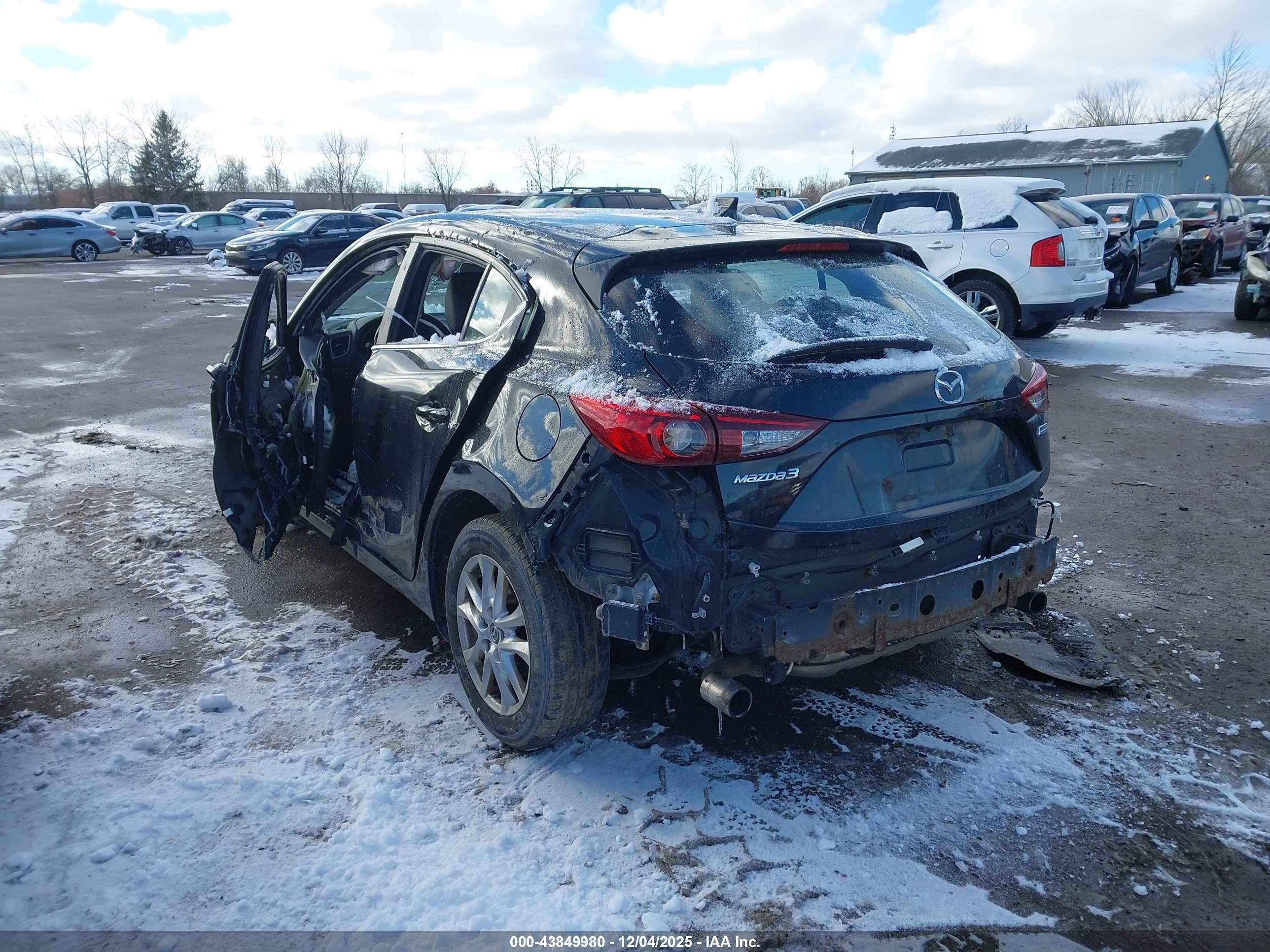MAZDA MAZDA3 image 3