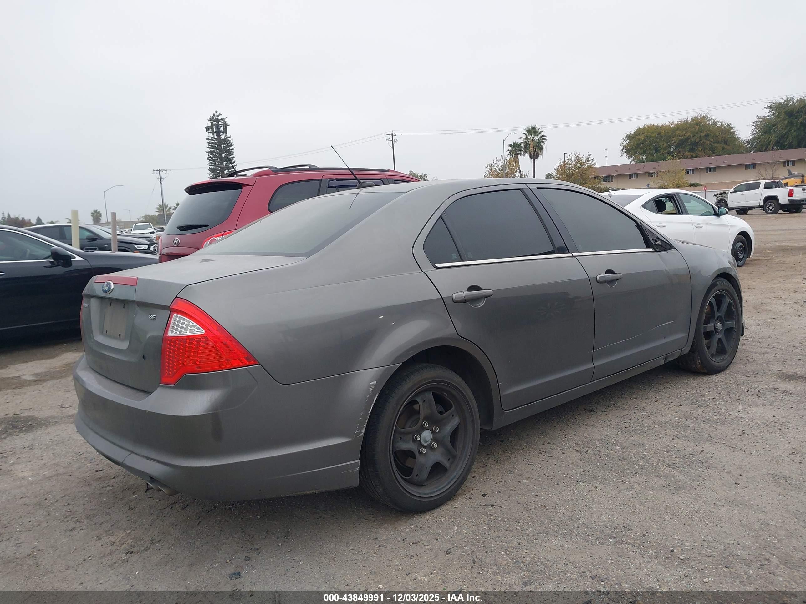 FORD FUSION image 4