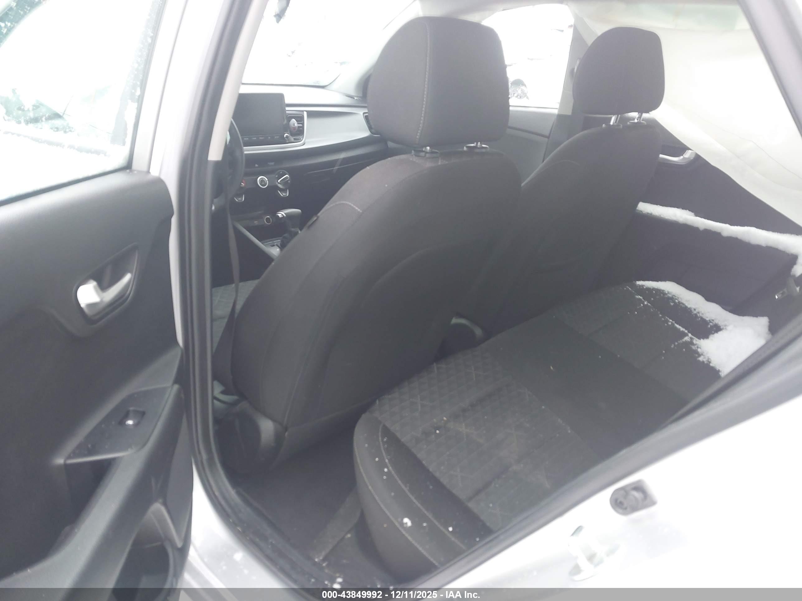 KIA RIO image 8