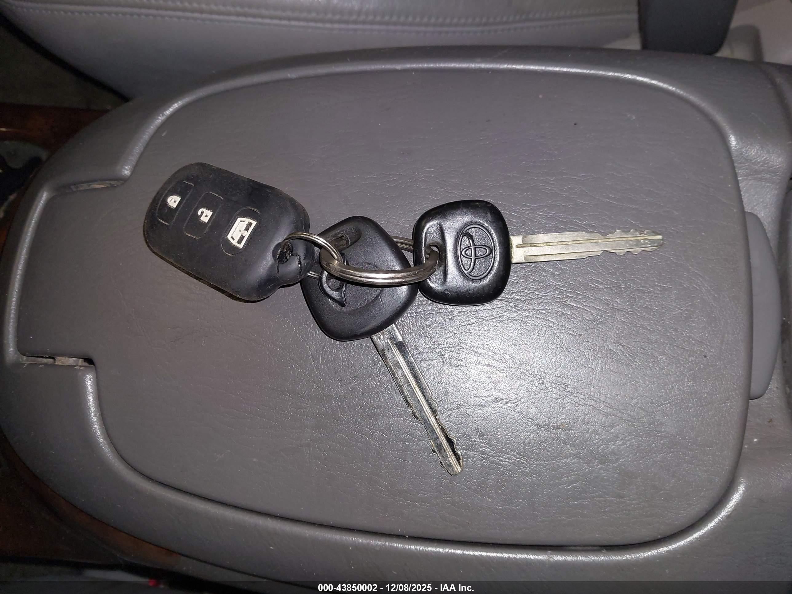 TOYOTA SEQUOIA image 11