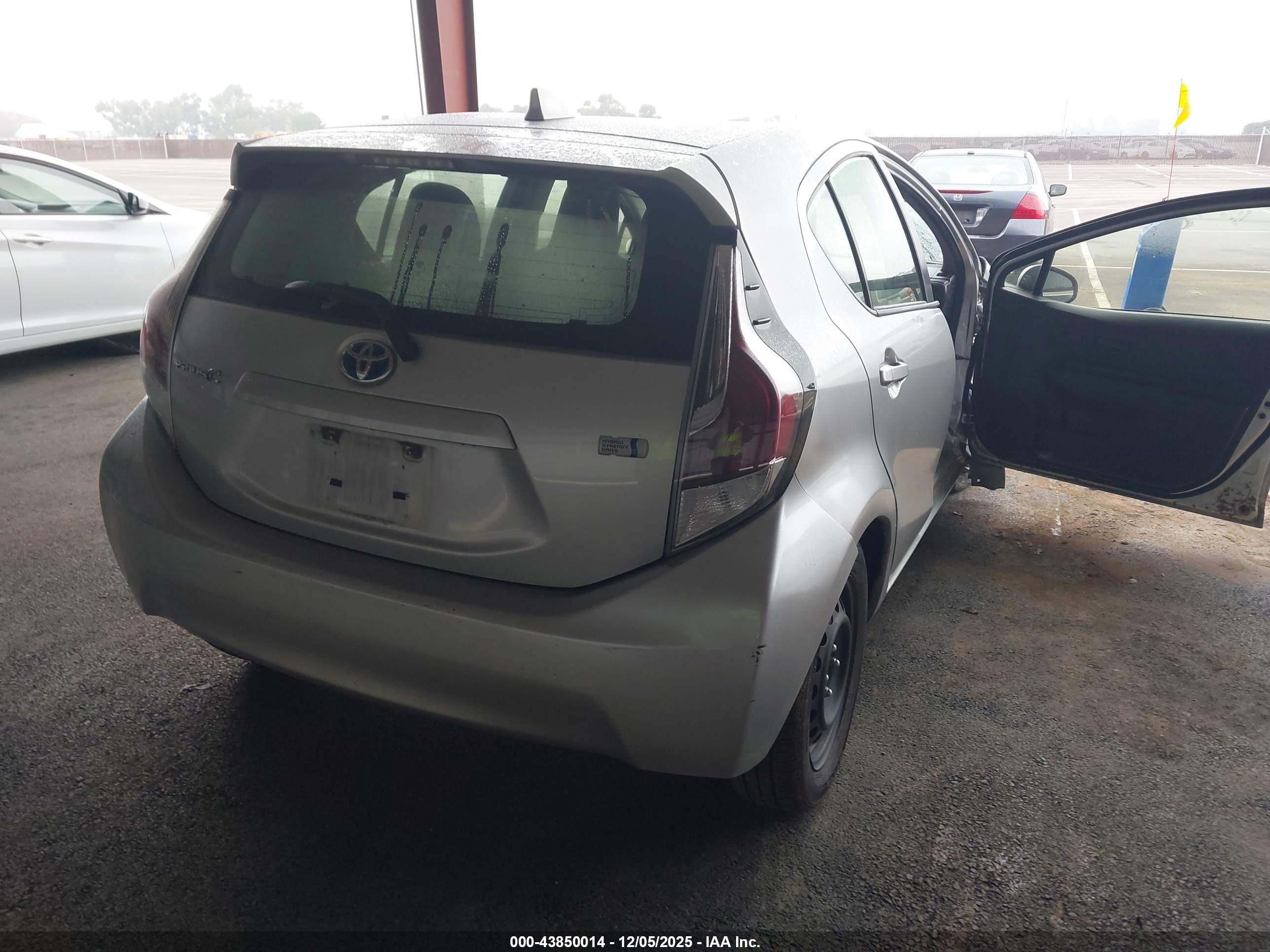TOYOTA PRIUS image 4