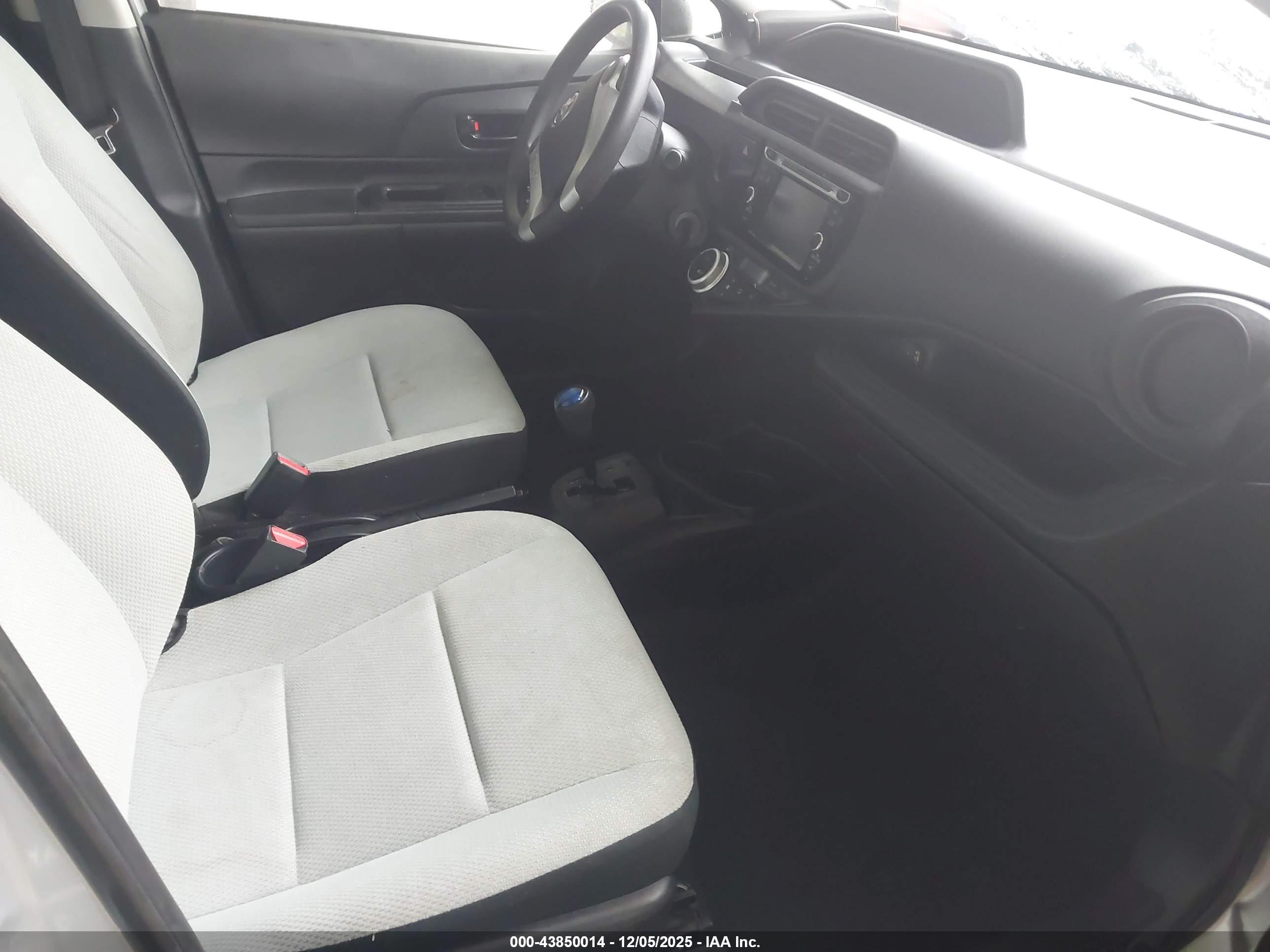 TOYOTA PRIUS image 5