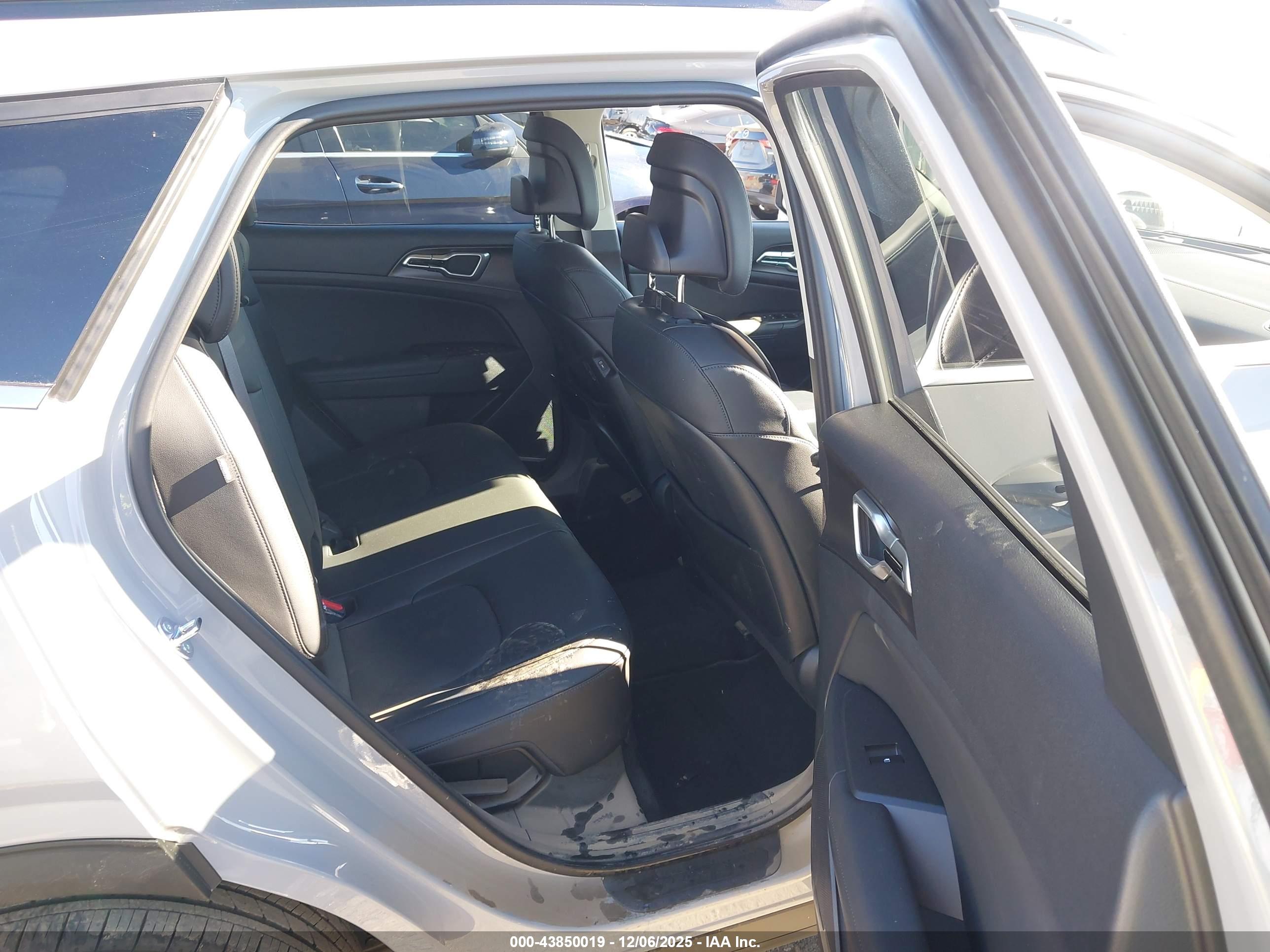 KIA SPORTAGE image 8