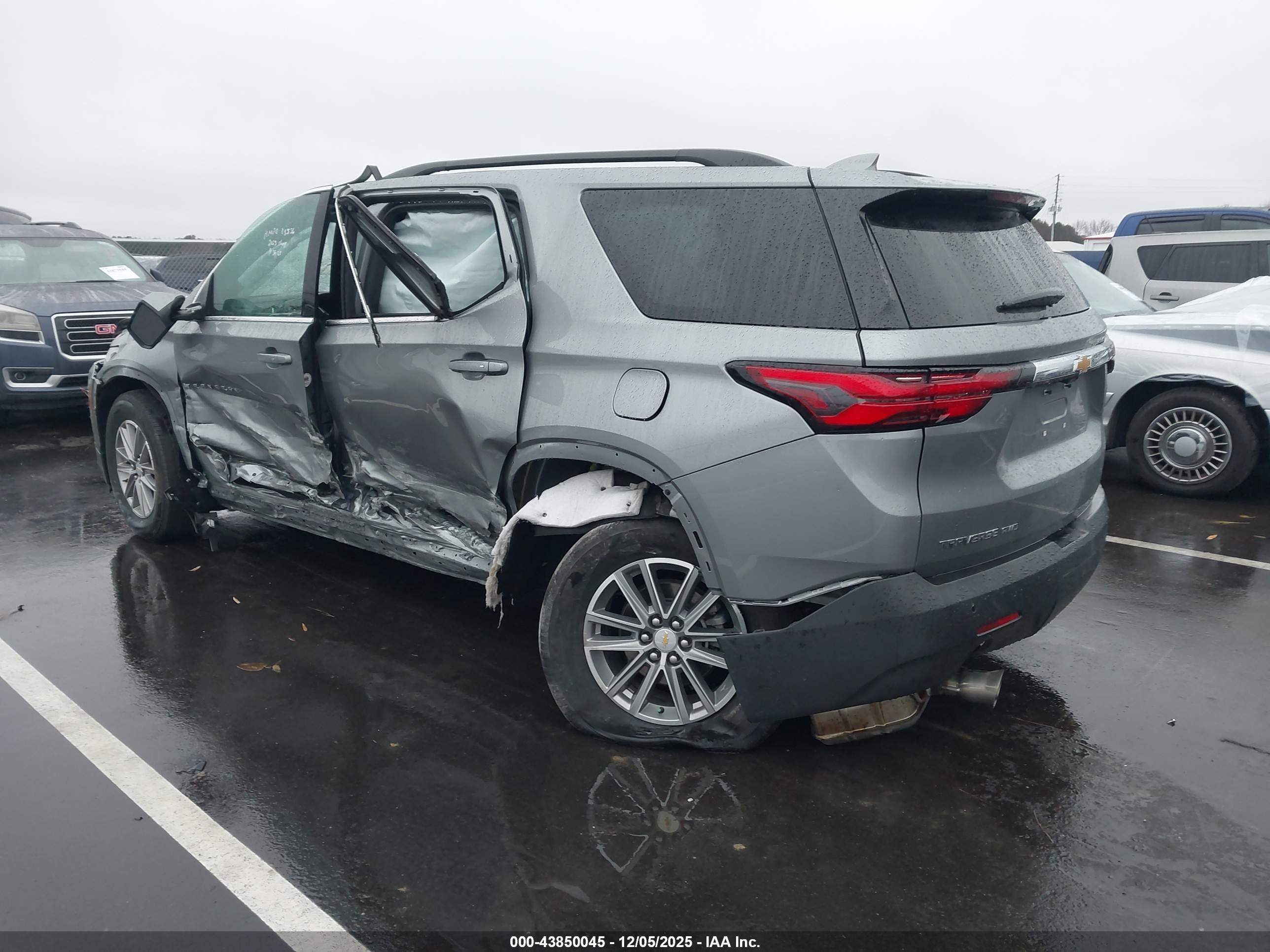 CHEVROLET TRAVERSE image 3