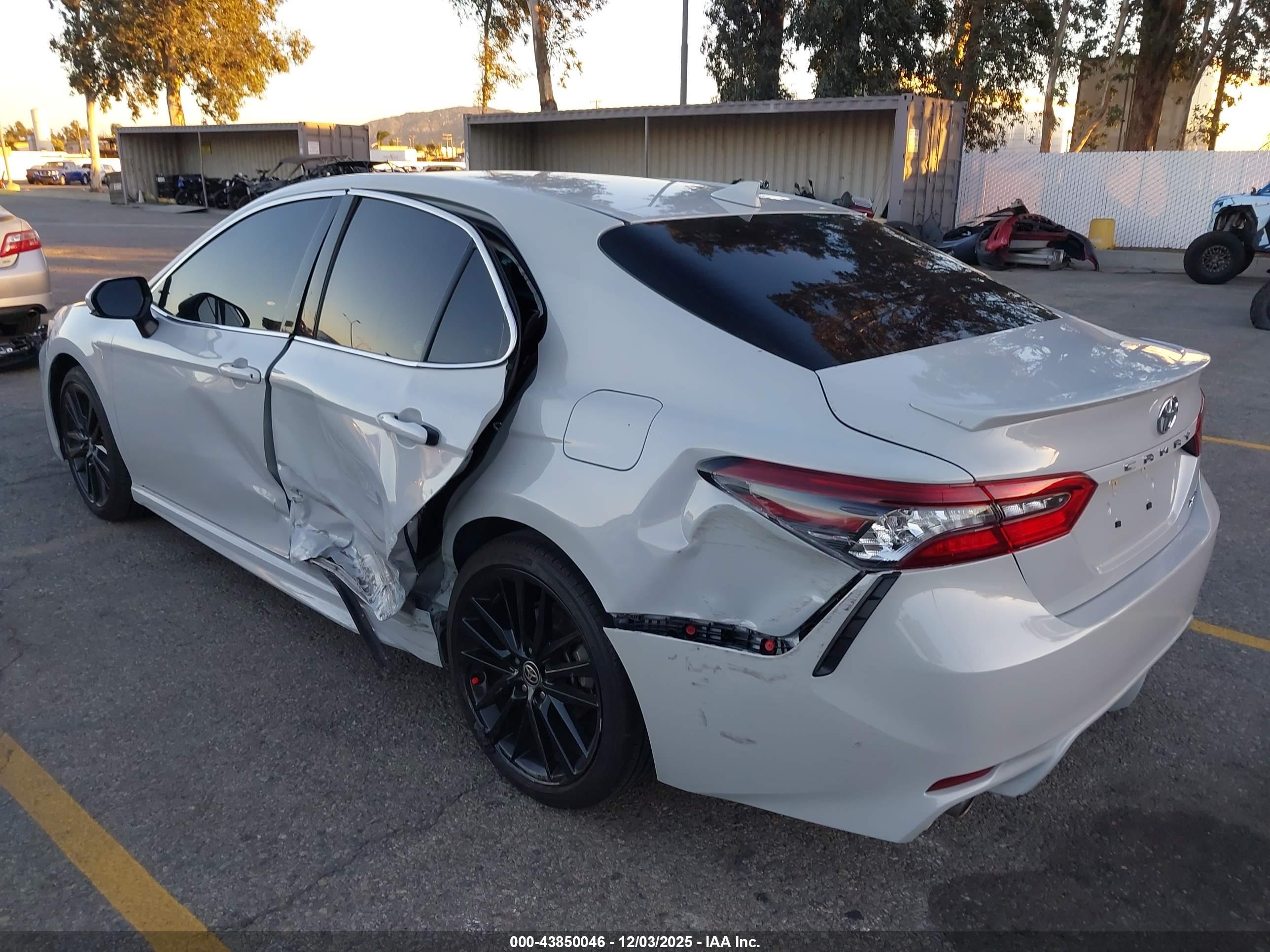TOYOTA CAMRY image 3