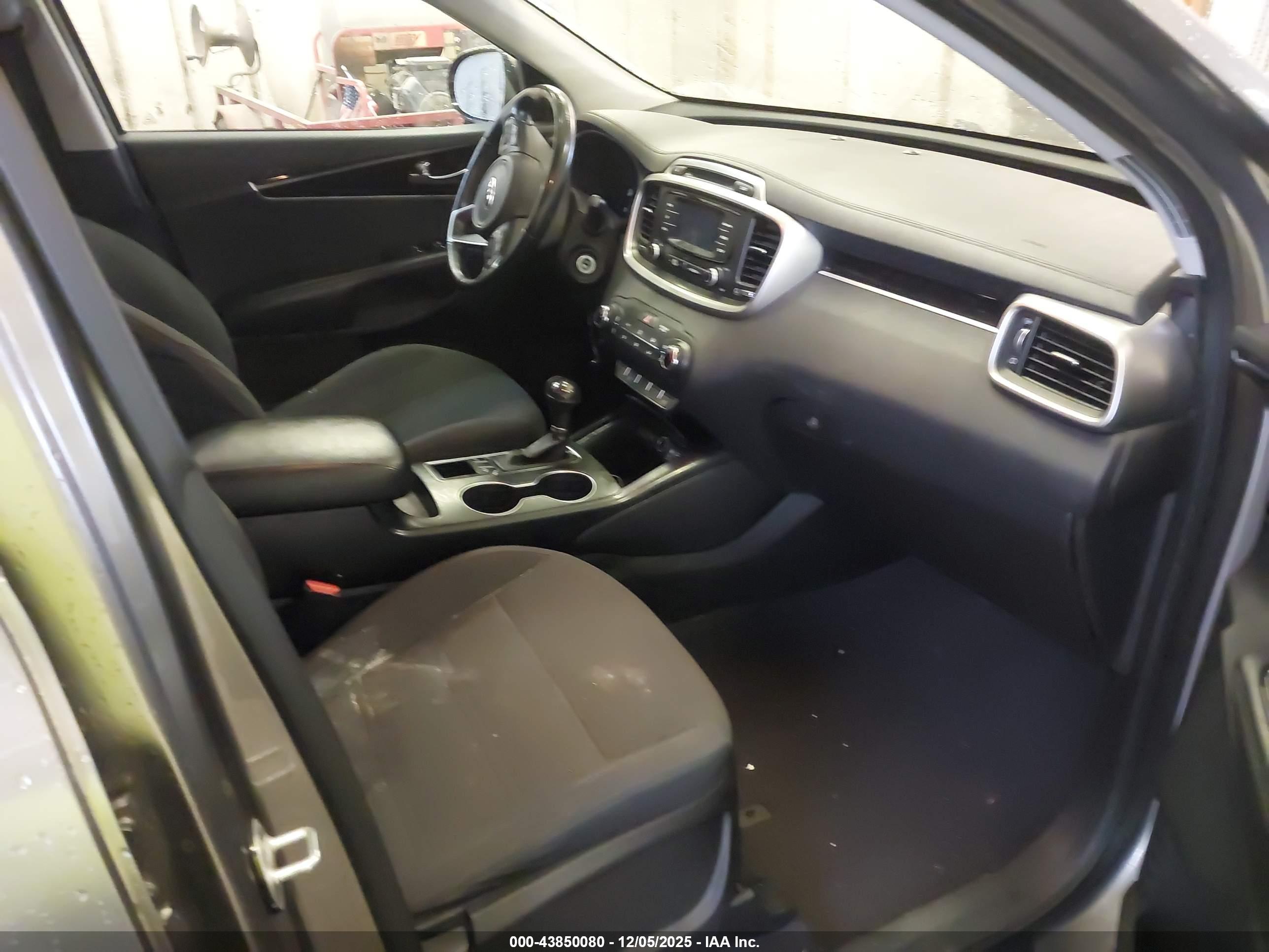 KIA SORENTO image 5