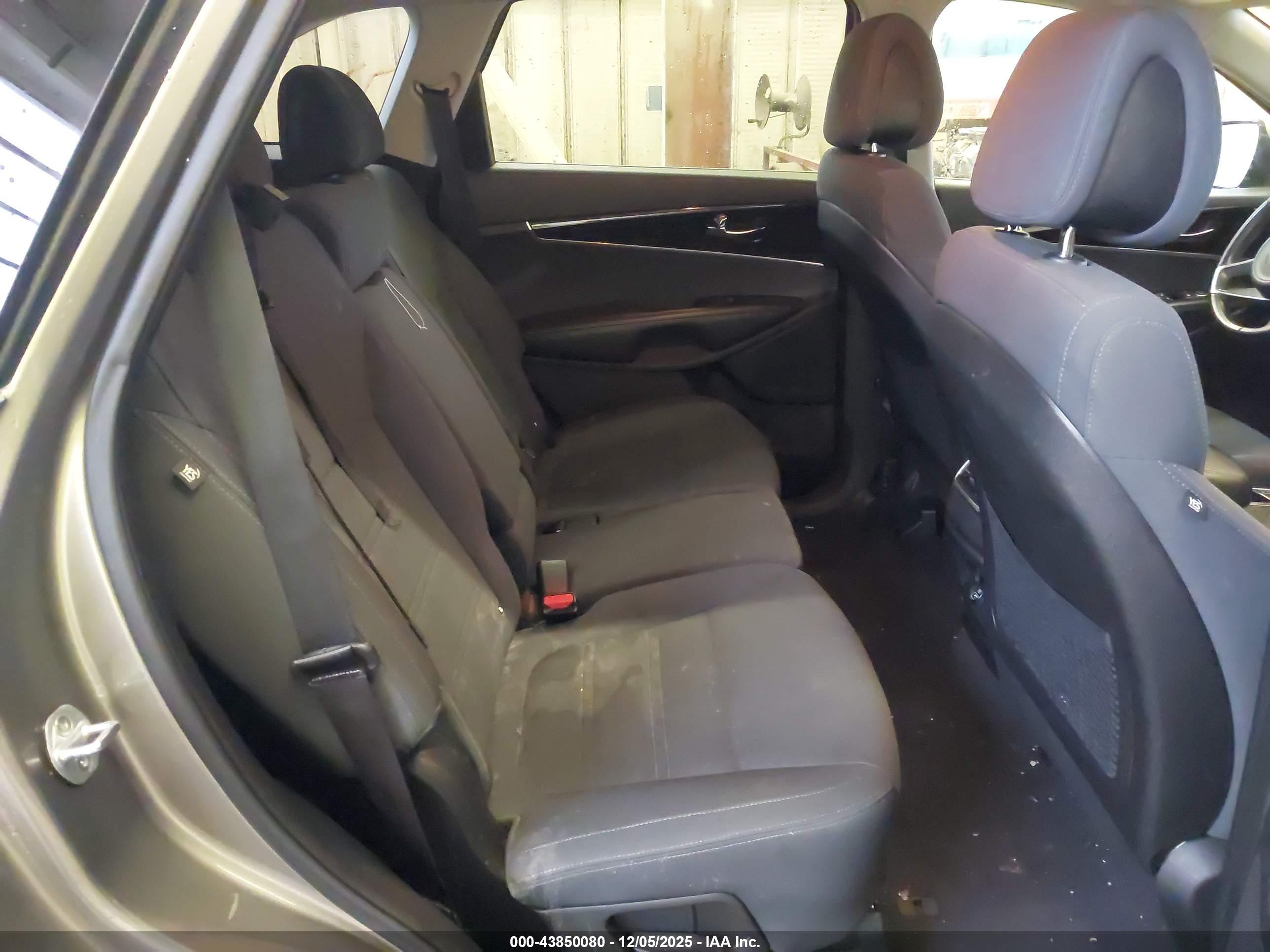 KIA SORENTO image 8