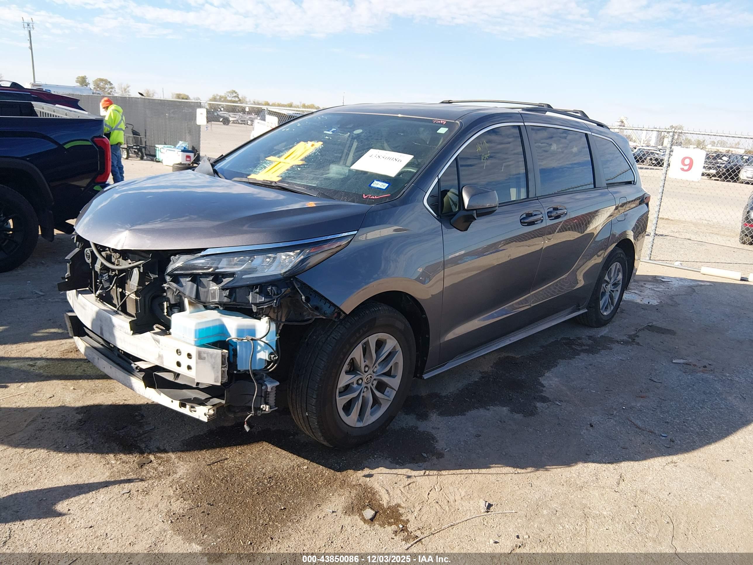 TOYOTA SIENNA image 2