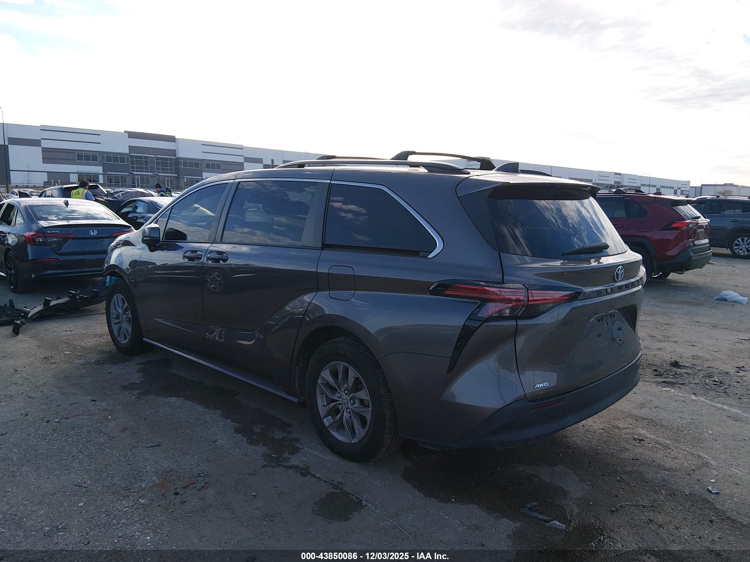 TOYOTA SIENNA image 3