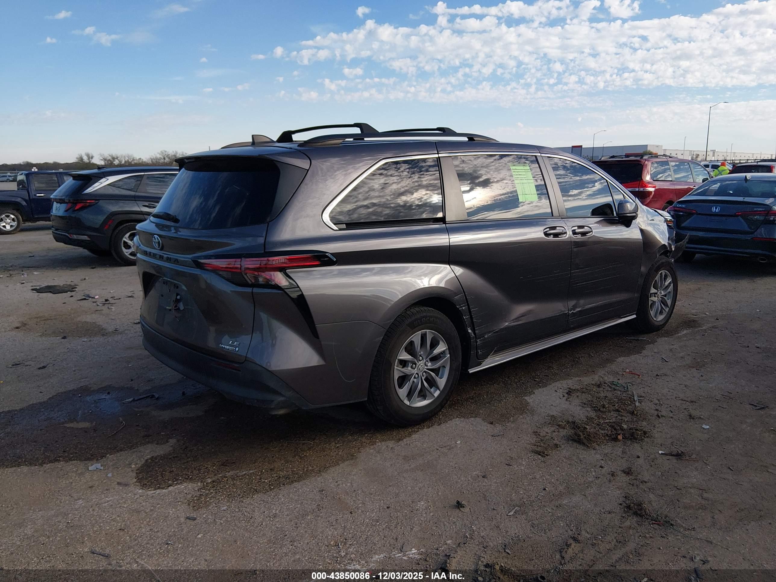 TOYOTA SIENNA image 4
