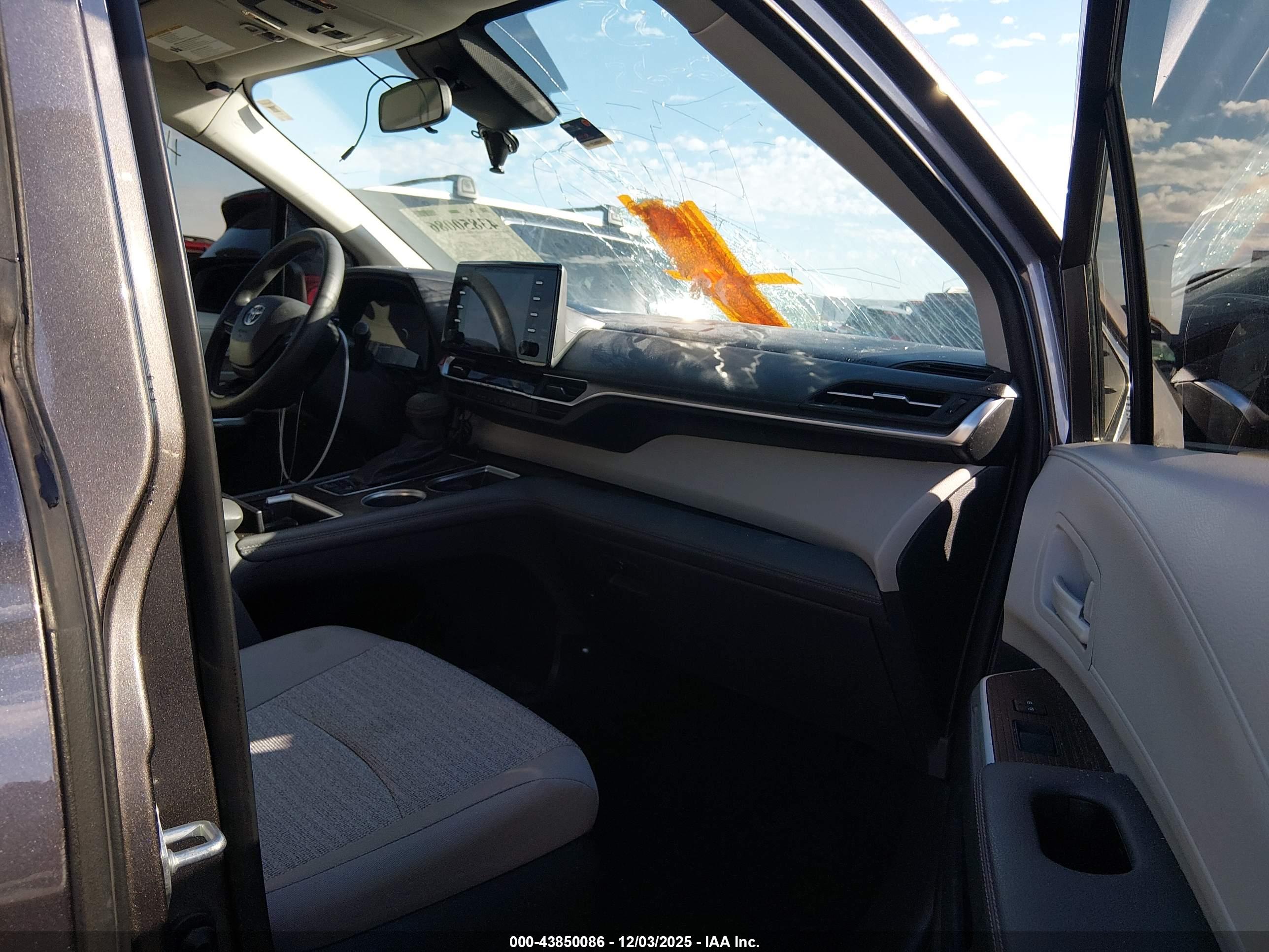 TOYOTA SIENNA image 5