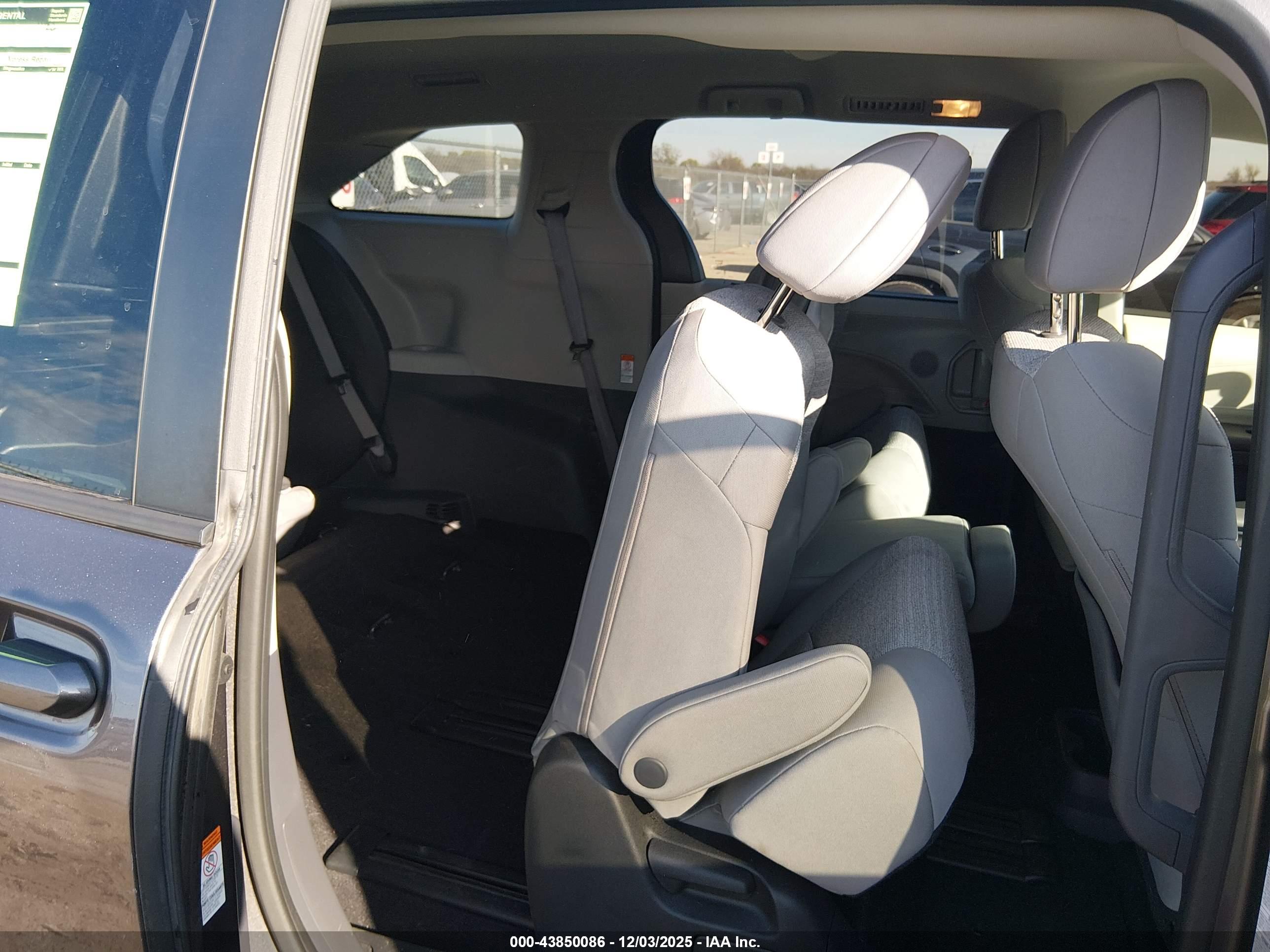 TOYOTA SIENNA image 8