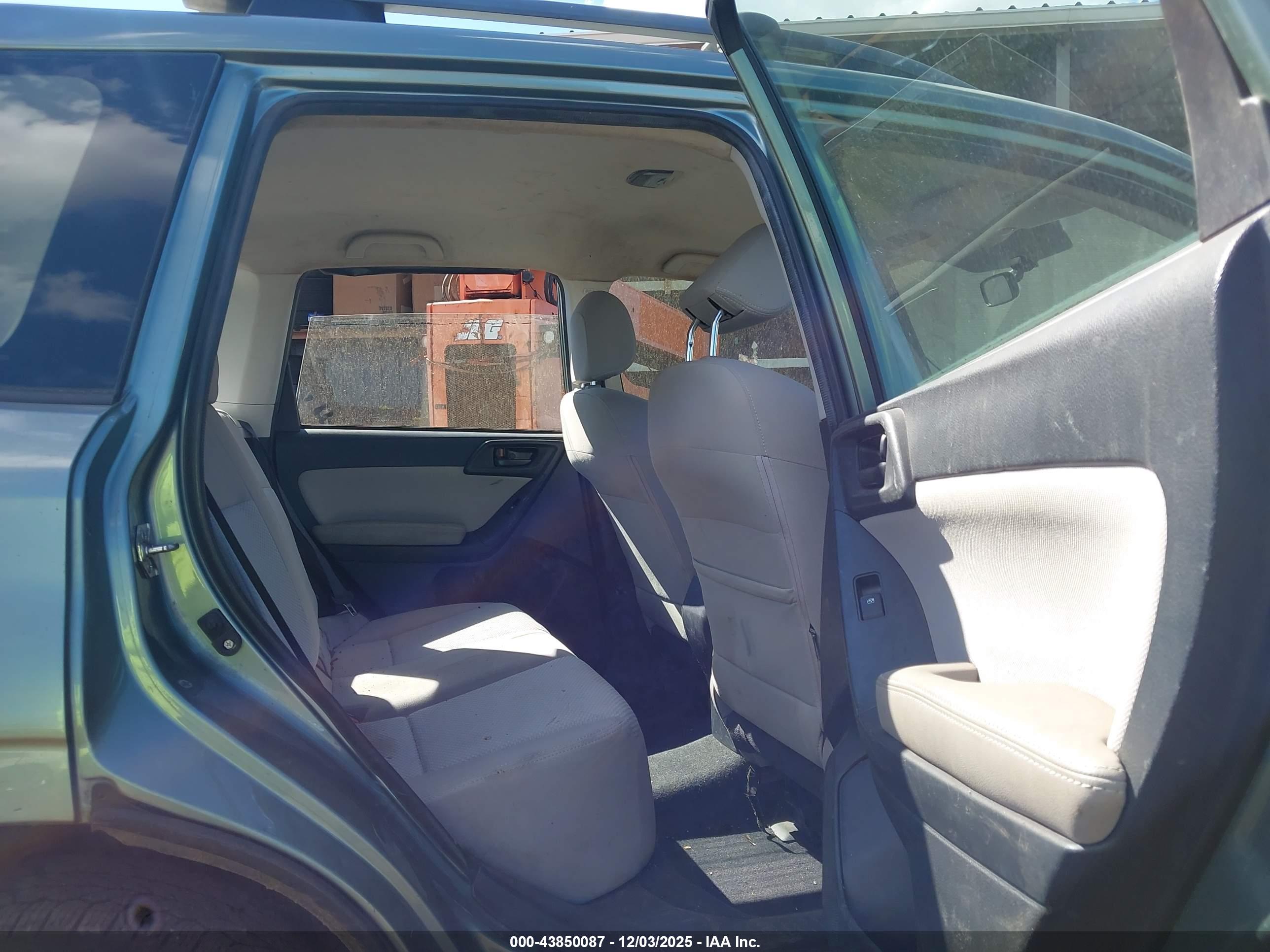 SUBARU FORESTER image 8