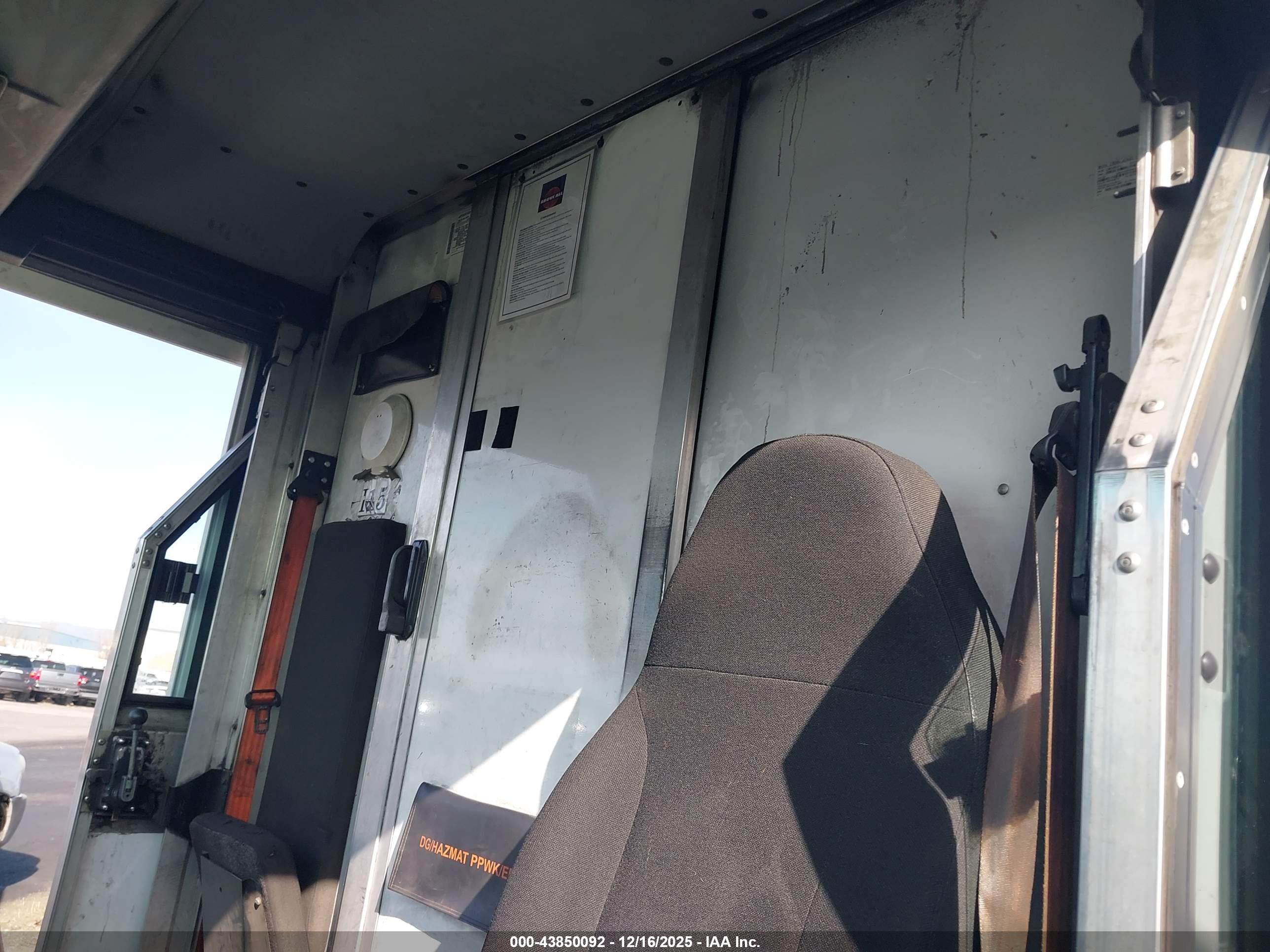 ISUZU COMMERCIAL image 8