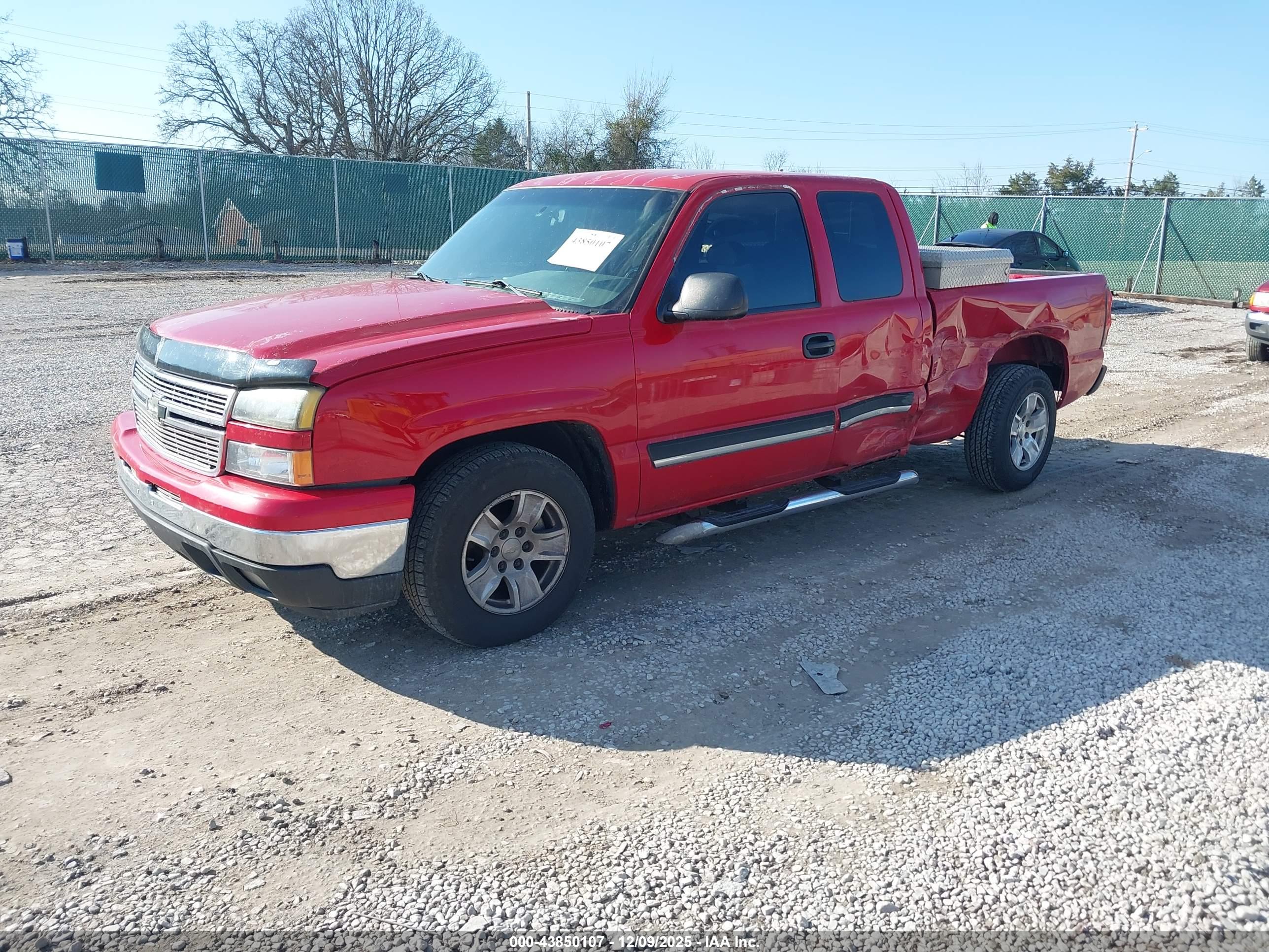 CHEVROLET SILVERADO image 2