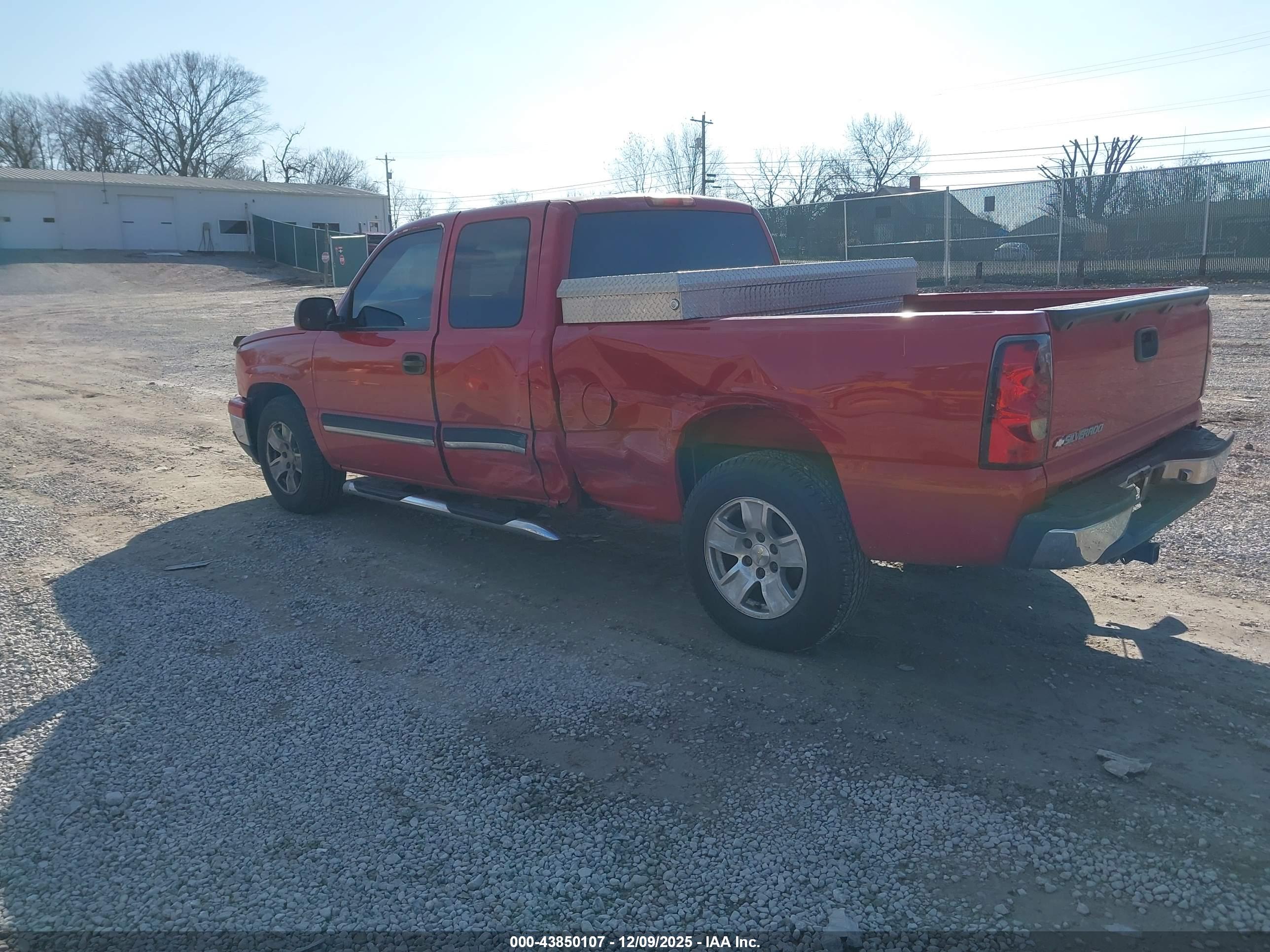 CHEVROLET SILVERADO image 3