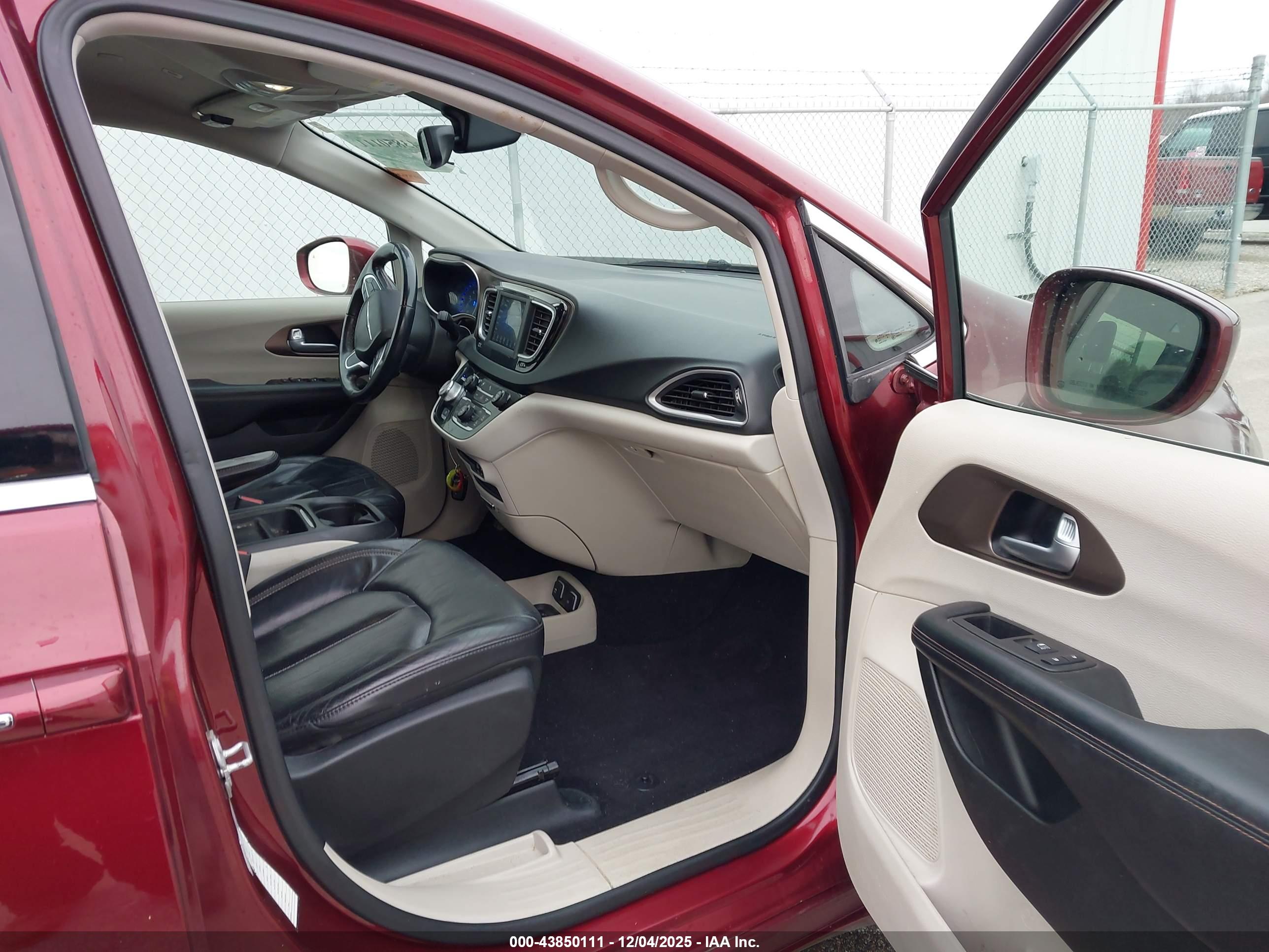 CHRYSLER PACIFICA image 5
