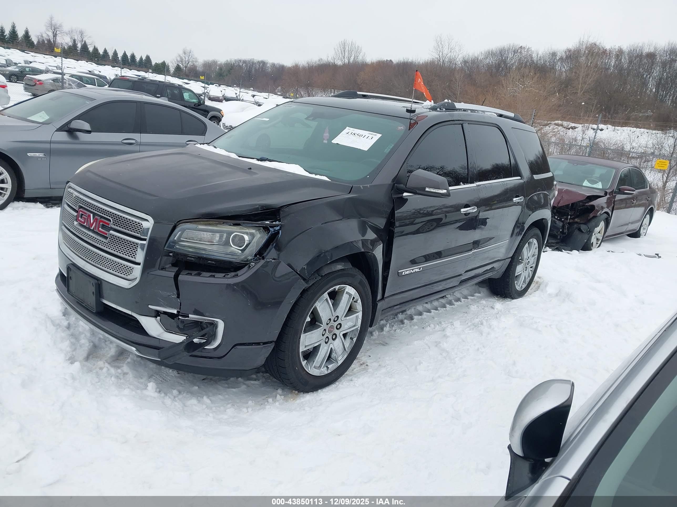 GMC ACADIA image 2