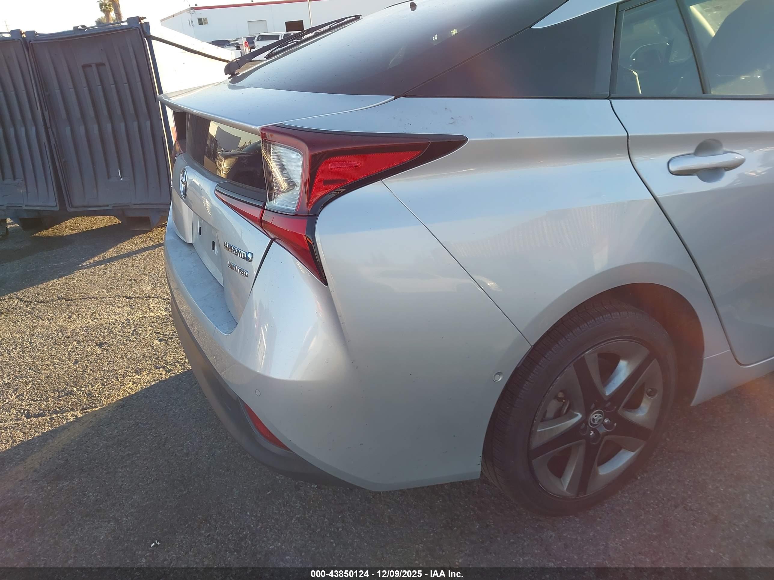 TOYOTA PRIUS image 4