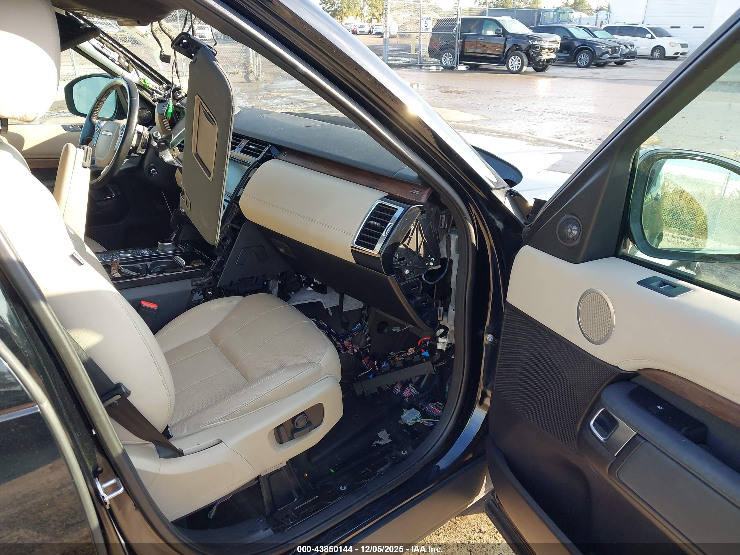 LAND ROVER image 5