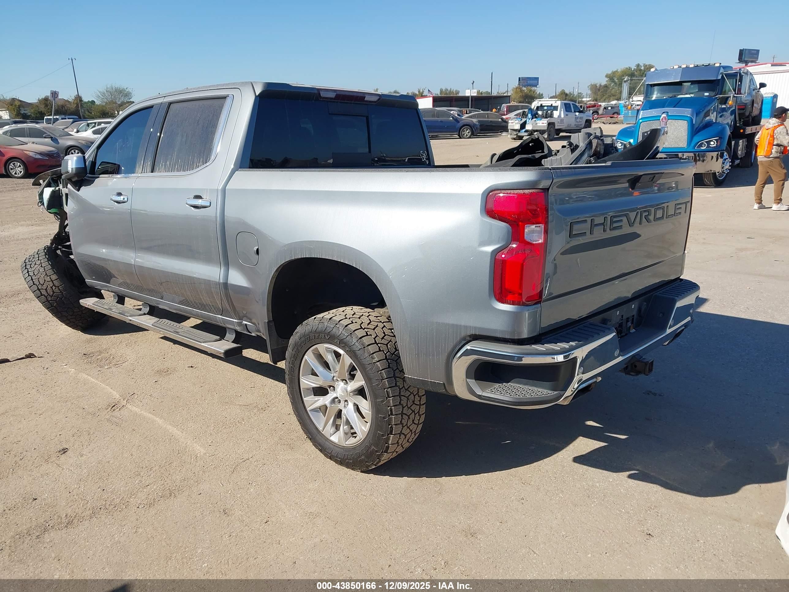 CHEVROLET SILVERADO image 3