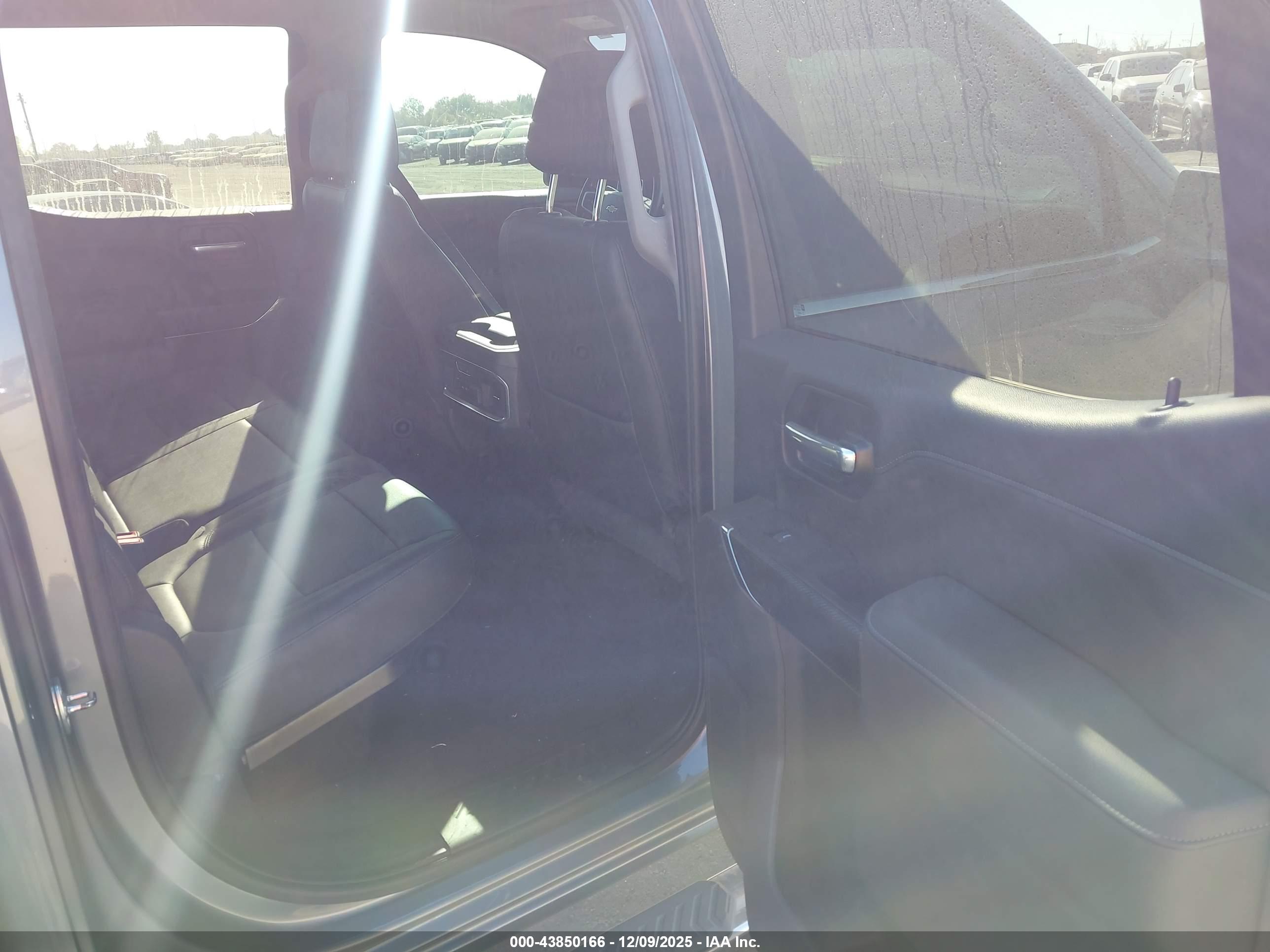 CHEVROLET SILVERADO image 8