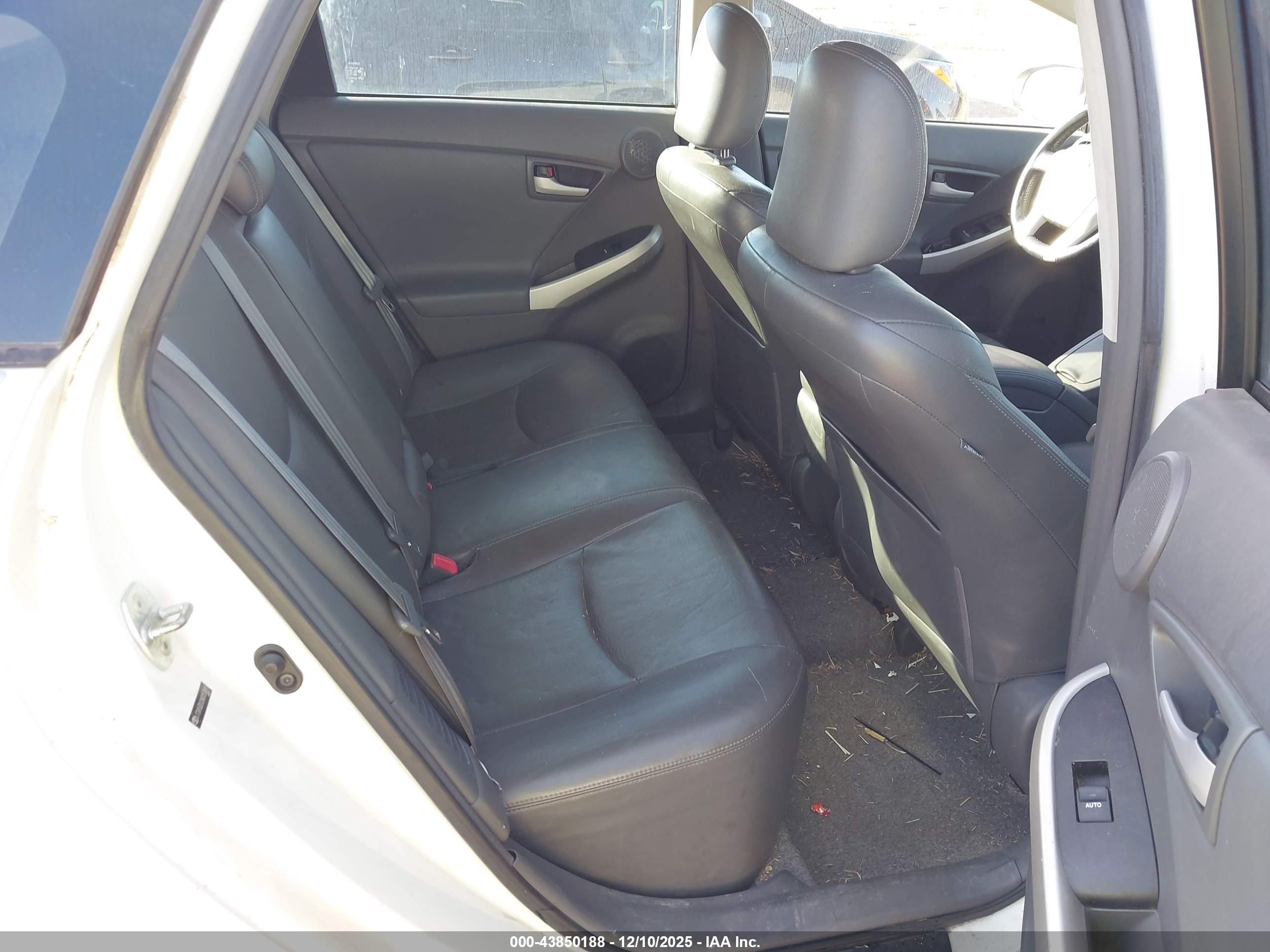TOYOTA PRIUS image 8