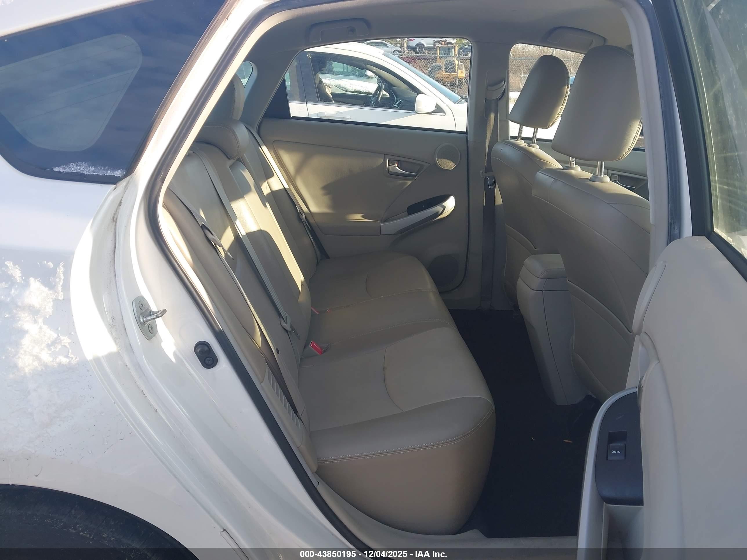 TOYOTA PRIUS image 8