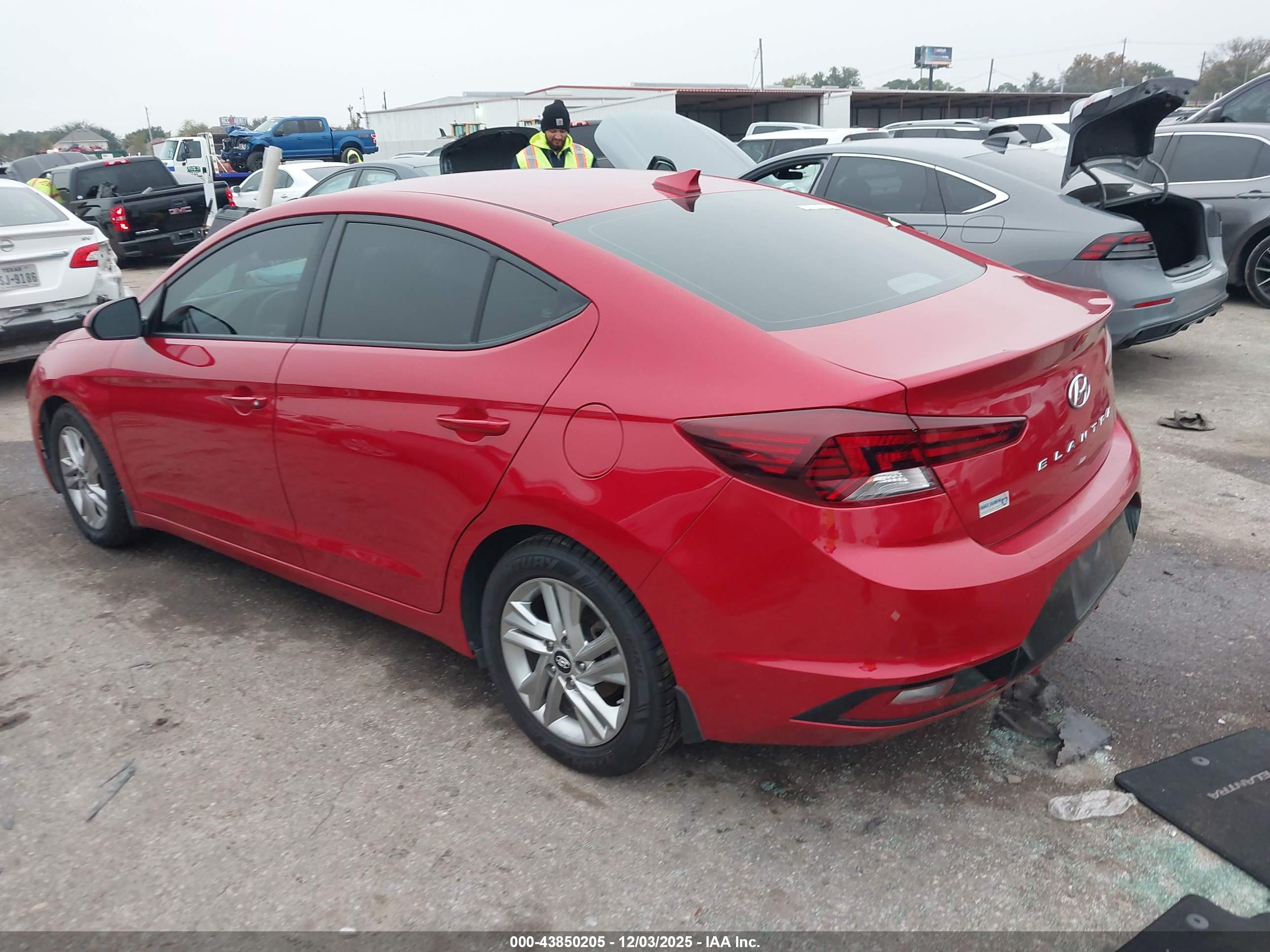 HYUNDAI ELANTRA image 3