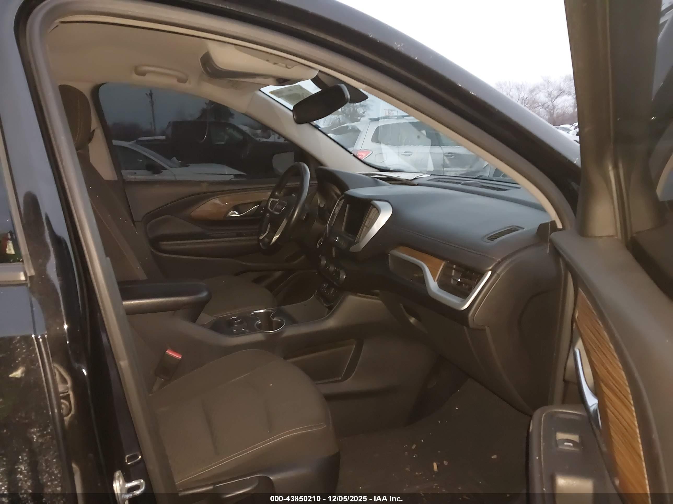 GMC TERRAIN image 5
