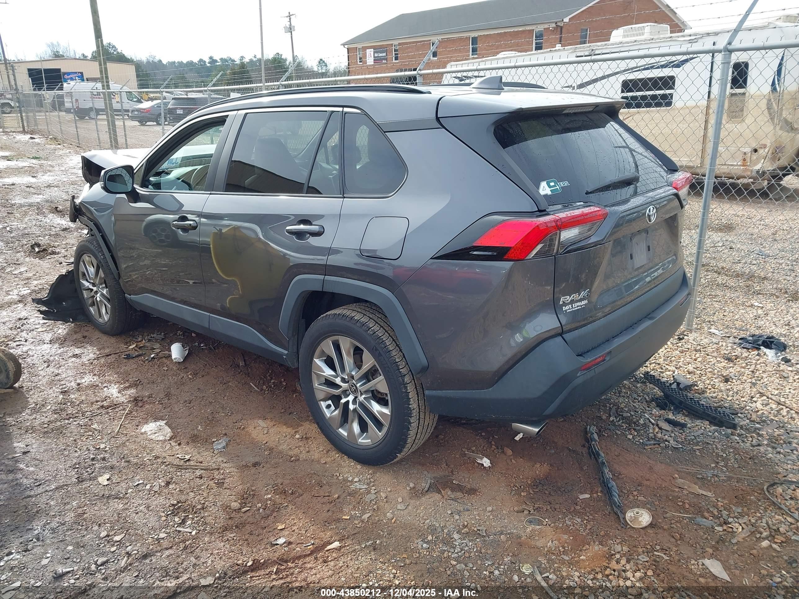 TOYOTA RAV4 image 3