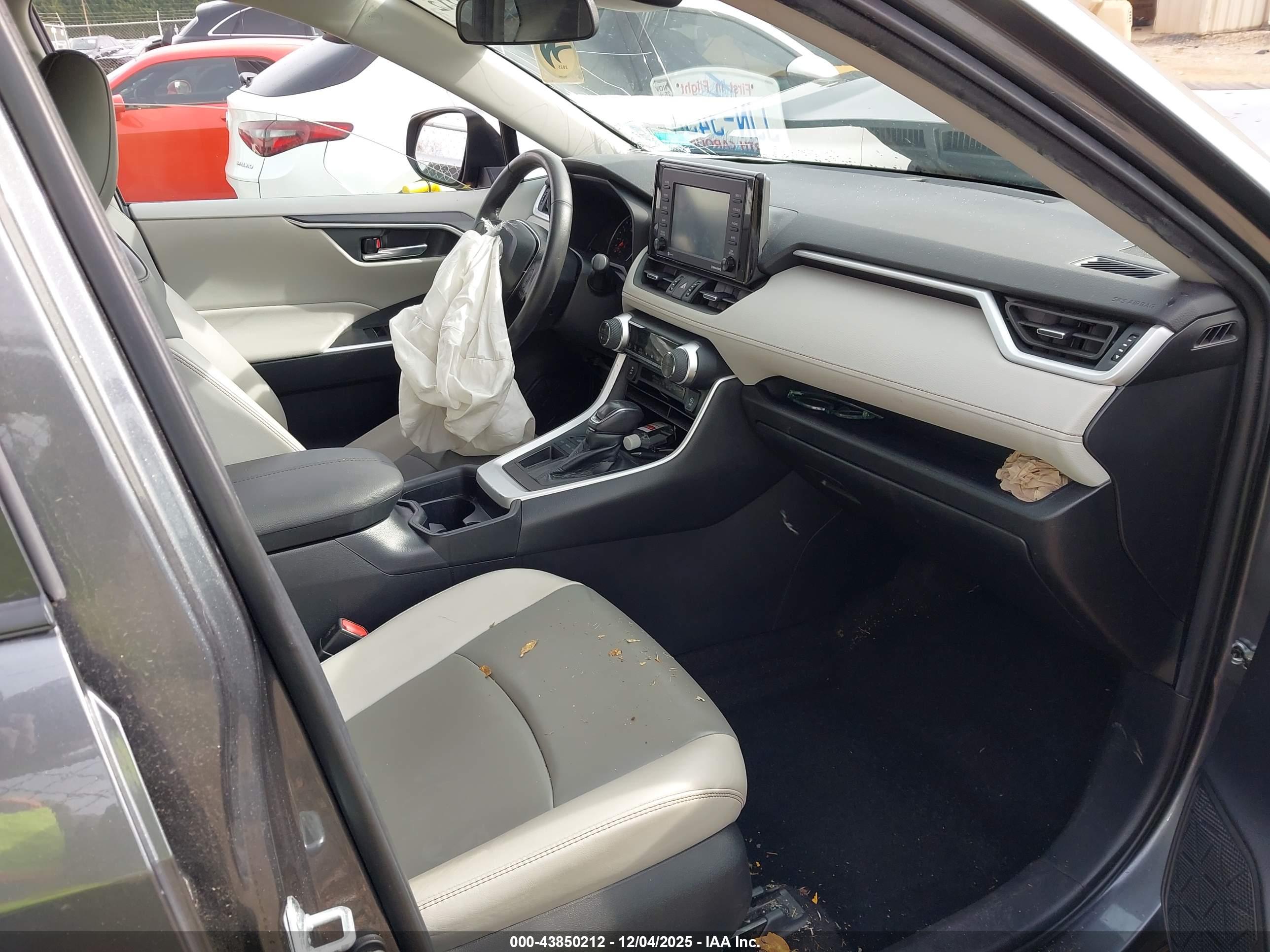 TOYOTA RAV4 image 5