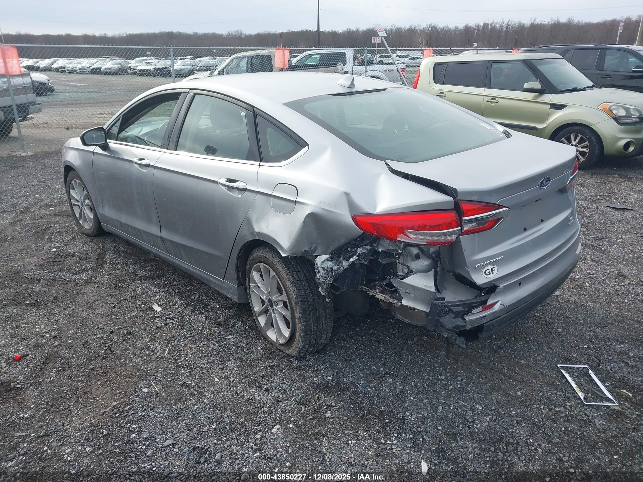 FORD FUSION image 3