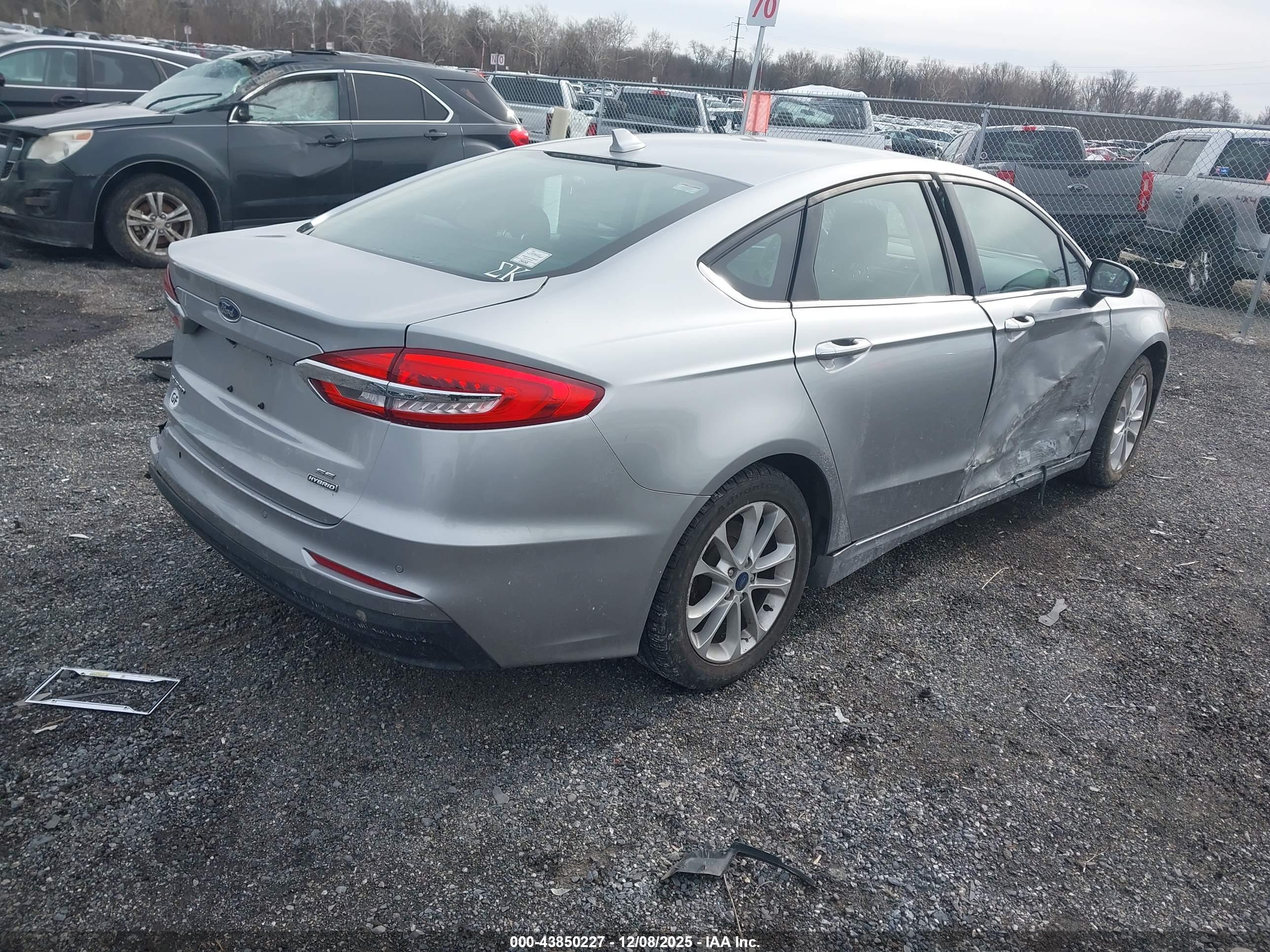 FORD FUSION image 4