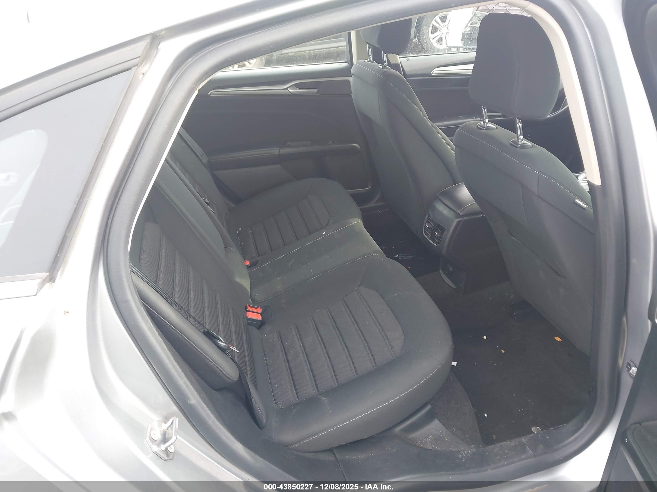 FORD FUSION image 8