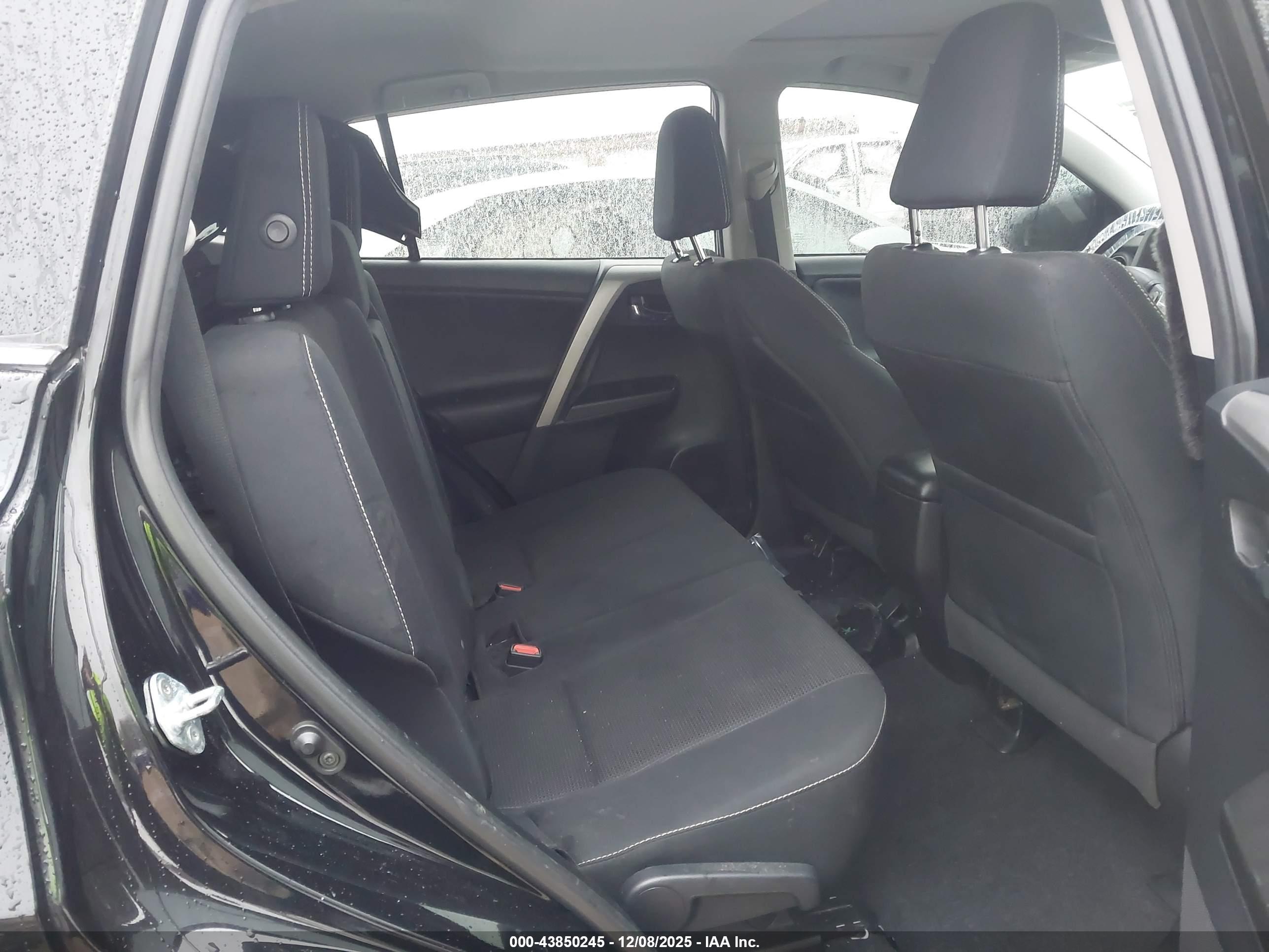 TOYOTA RAV4 image 8